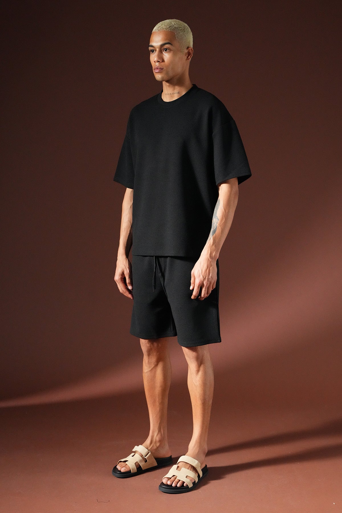 Ensemble Milos noir de la marque NO LIMIT, comprenant une veste et un pantalon en tissu élégant, porté par un mannequin.