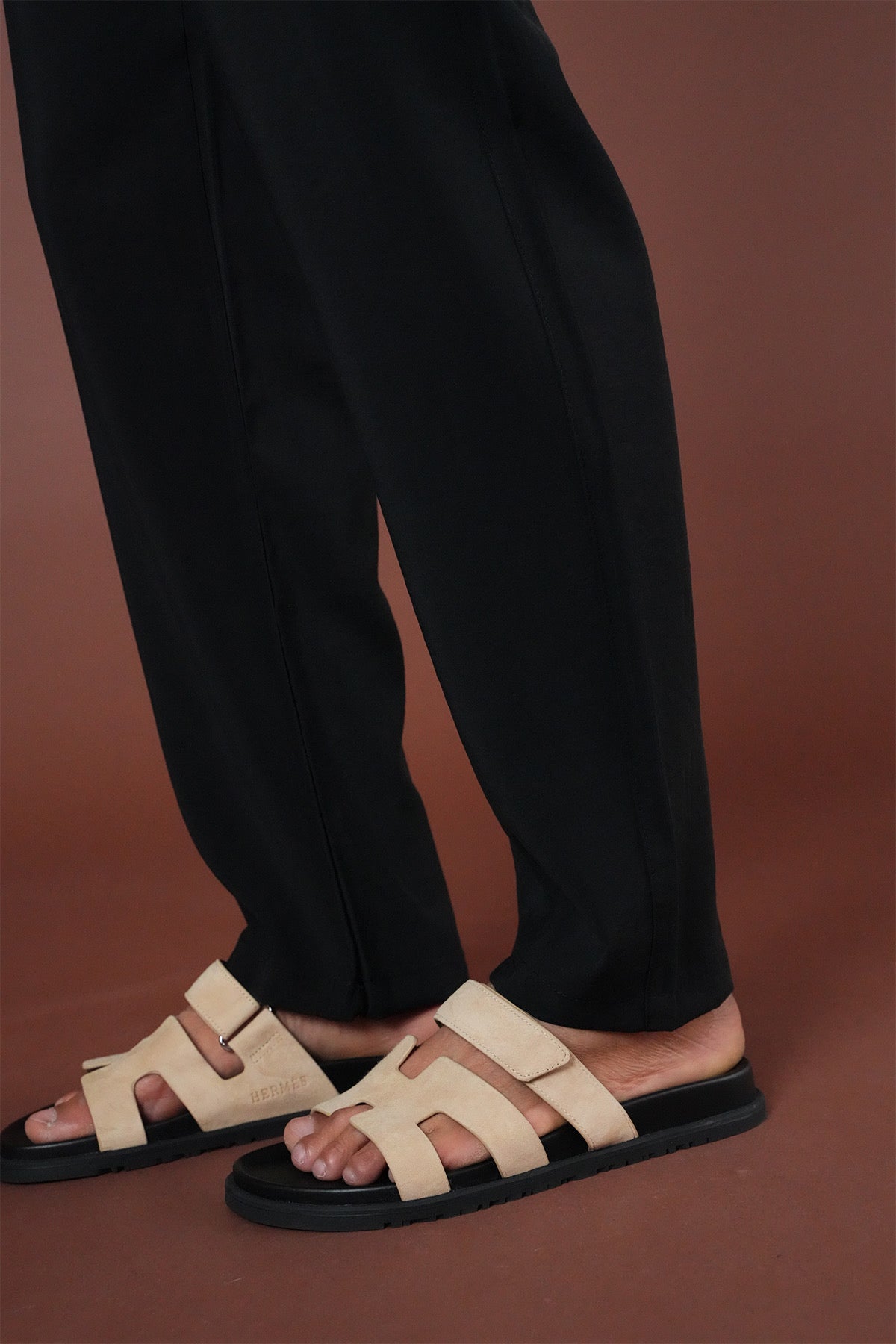 Ensemble Sicile noir de la marque NO LIMIT, vêtement élégant composé d'une veste et d'un pantalon assortis.