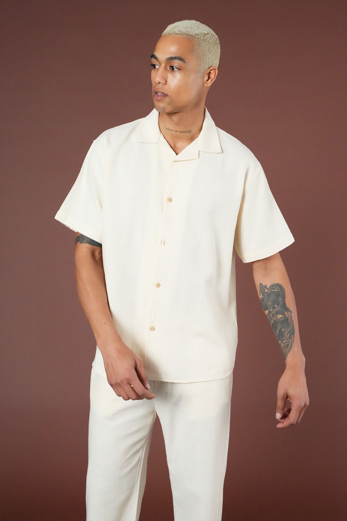 Ensemble Mykonos blanc cassé de la marque NO LIMIT, vêtement décontracté pour femme, vue de l'ensemble sur mannequin.