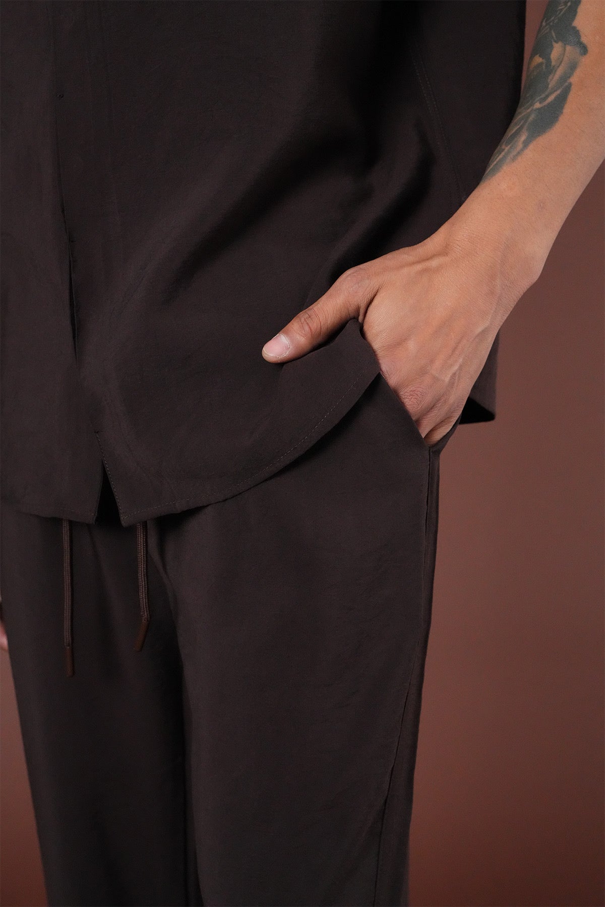 Ensemble Sicile marron de la marque NO LIMIT, comprenant un haut et un pantalon en tissu confortable.