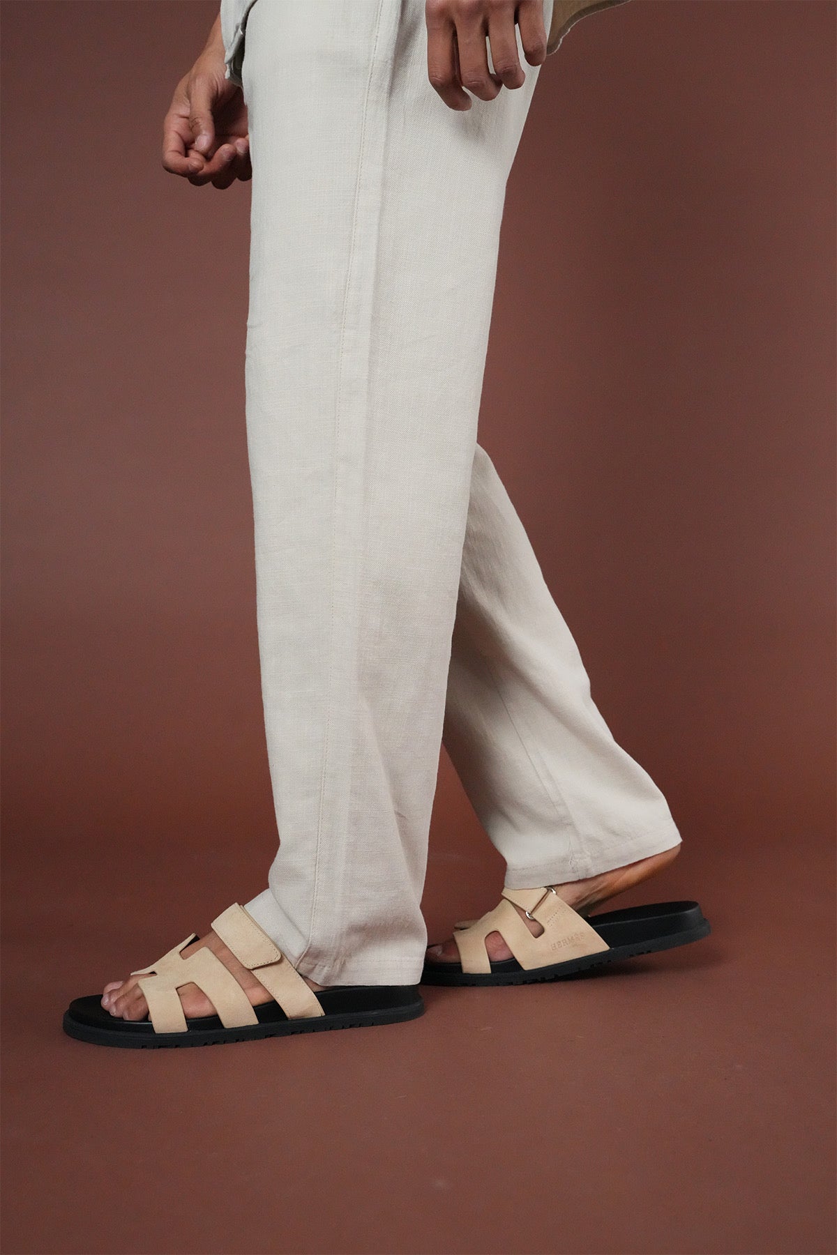 Ensemble beige Mykonos de la marque NO LIMIT, comprenant un haut et un pantalon décontractés, porté dans une ambiance estivale.