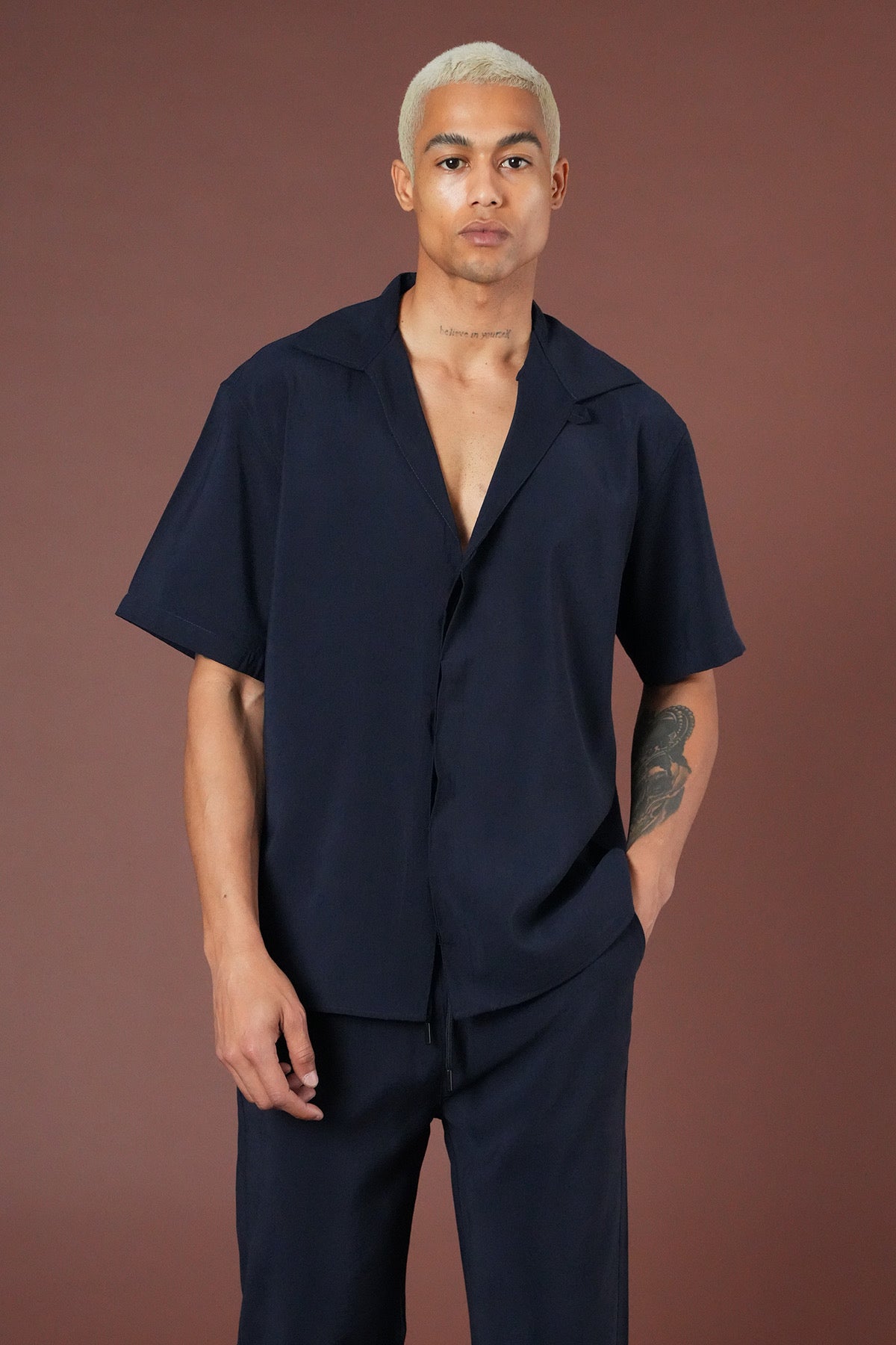 Ensemble Sicile NO LIMIT en bleu marine, vêtement pour femme avec haut et pantalon élégants, porté par un mannequin.