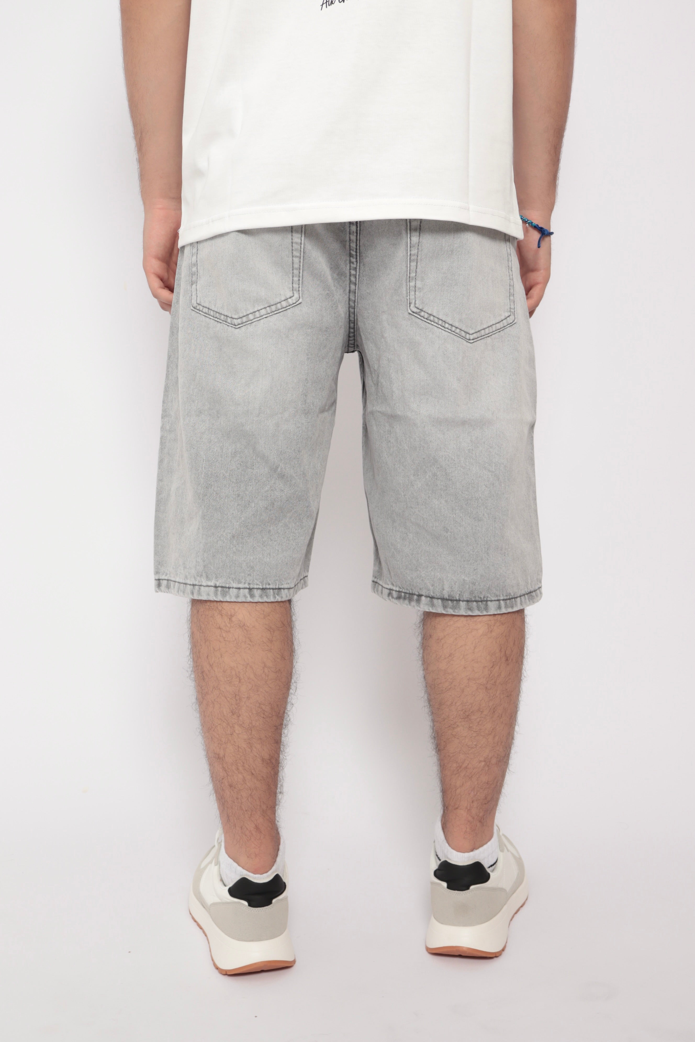 Shorts bermuda en jean gris clair de la marque NO LIMIT, coupe classique et détails de couture visibles.