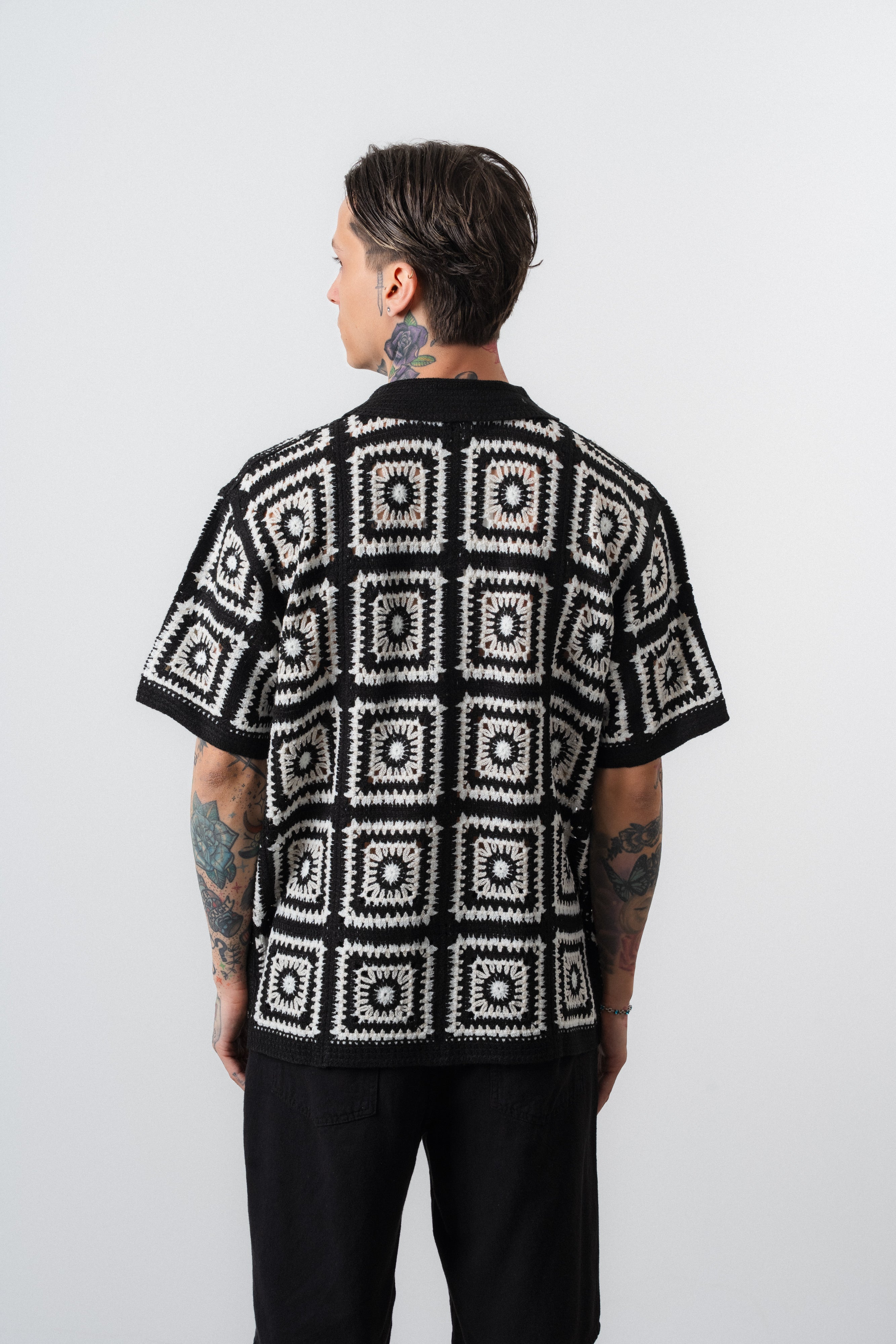 Chemise ajourée noire de marque NO LIMIT avec motif carré, vue de face, en tissu léger et transparent.