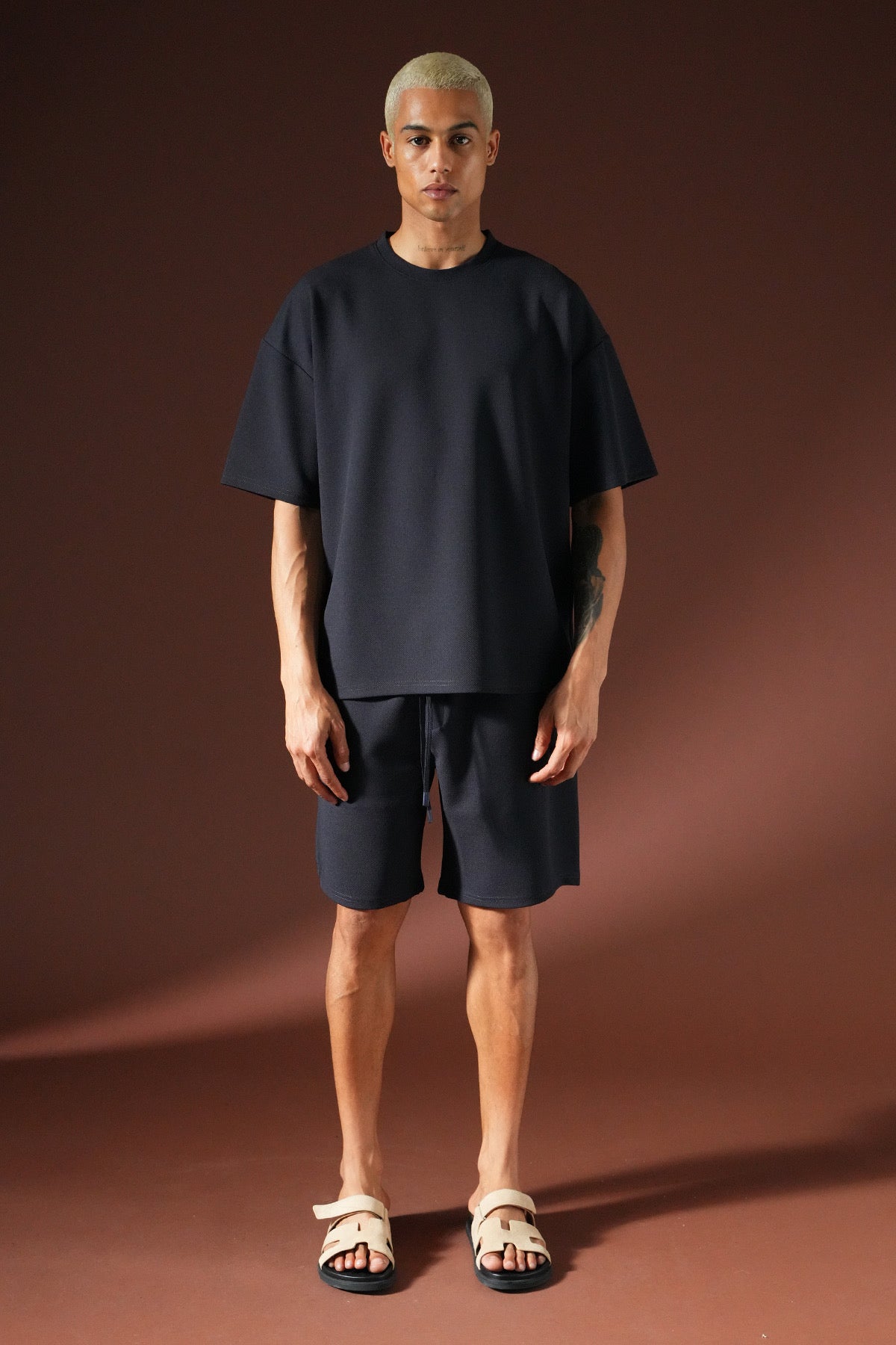 Ensemble Milo gris anthracite de la marque NO LIMIT, composé d'un haut et d'un pantalon, porté par un mannequin.