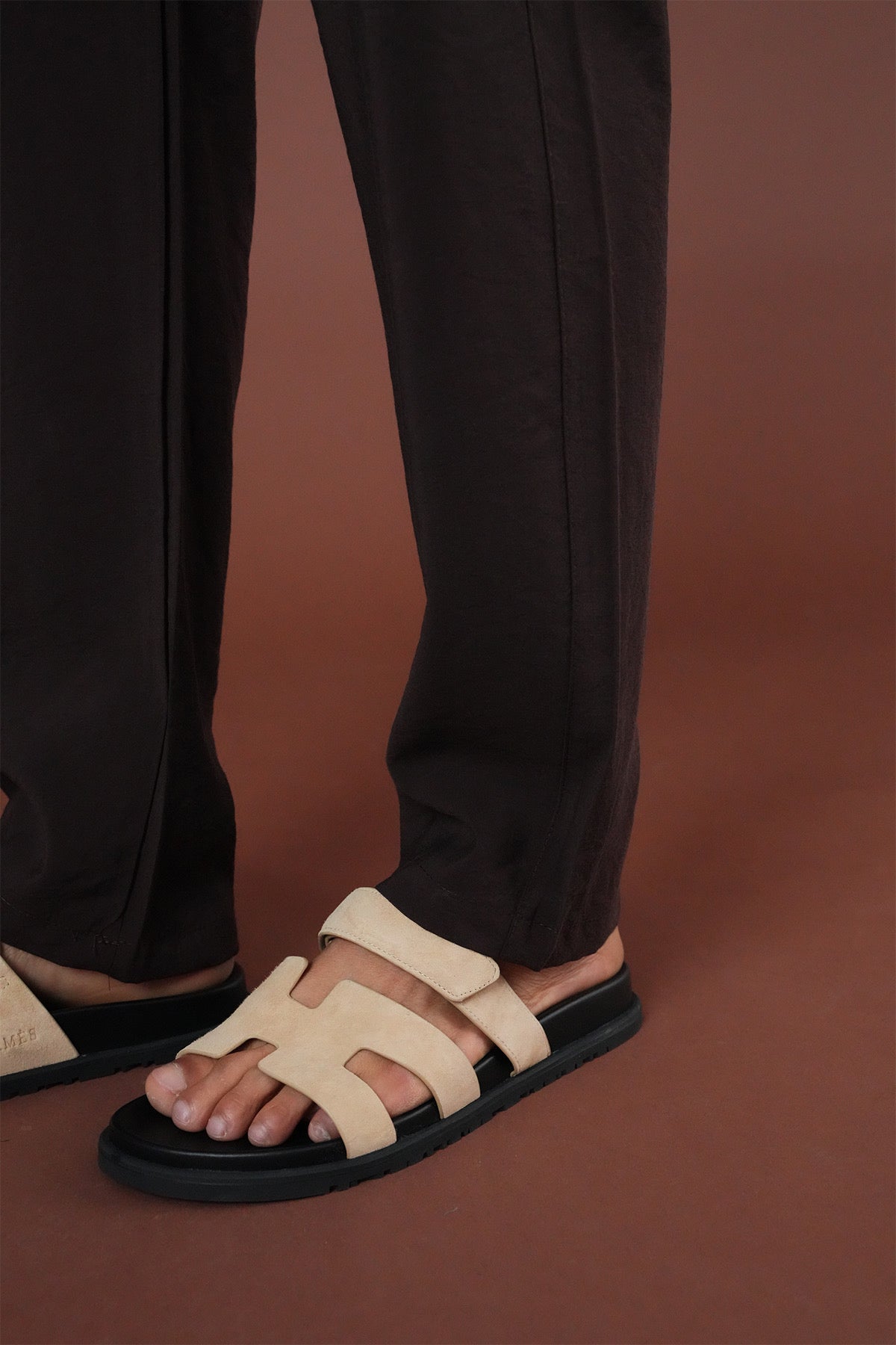 Ensemble Sicile marron de la marque NO LIMIT, comprenant un haut et un pantalon en tissu, porté sur mannequin.