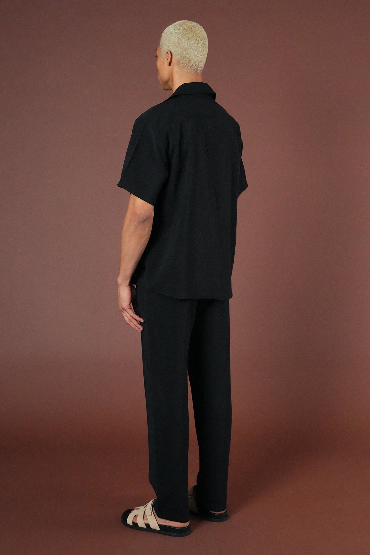 Ensemble Sicile noir de la marque NO LIMIT, vêtement chic pour femmes, présenté sur un mannequin.