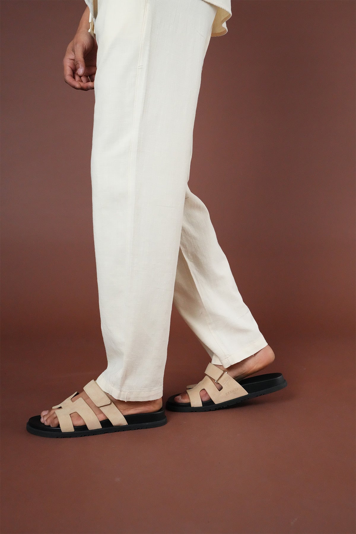Ensemble Mykonos blanc cassé de la marque NO LIMIT, vêtement élégant avec pantalon et haut assortis, porté sur mannequin.