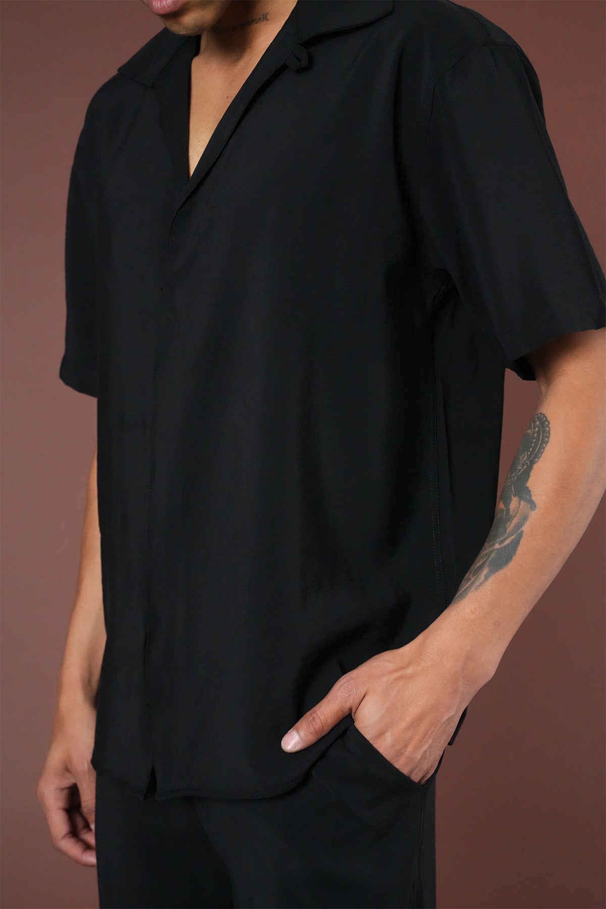 Ensemble Sicile noir de NO LIMIT, costume élégant pour femmes, composé d'une veste et d'une jupe en tissu noir.