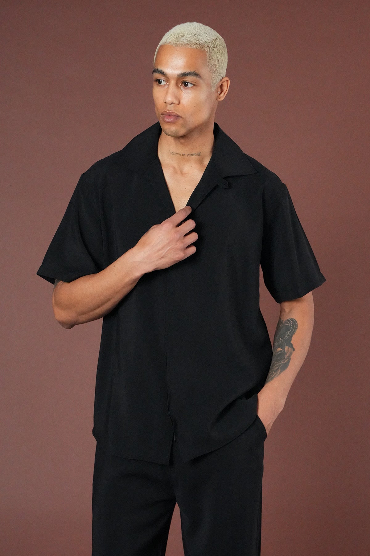 Ensemble Sicile noir de la marque NO LIMIT, vêtement élégant avec détails modernes et coupe ajustée.