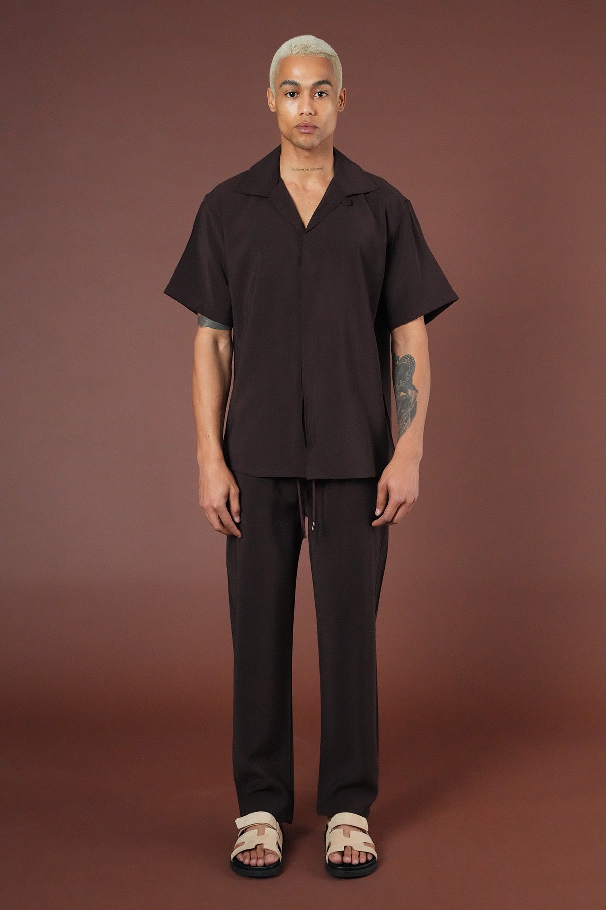Ensemble Sicile marron de la marque NO LIMIT, vêtements assortis, détails du tissu et coupe élégante visibles sur l'image.