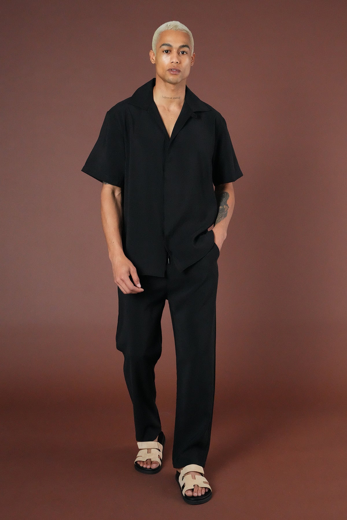 Ensemble Sicile noir de la marque NO LIMIT, vêtement élégant pour femme, avec détails en tissu noir, visible dans l'image.