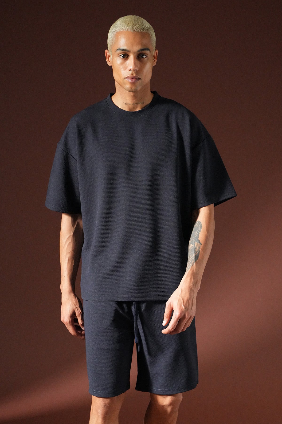 Ensemble Milos gris anthracite de la marque NO LIMIT, mettant en valeur le tissu et la coupe moderne.