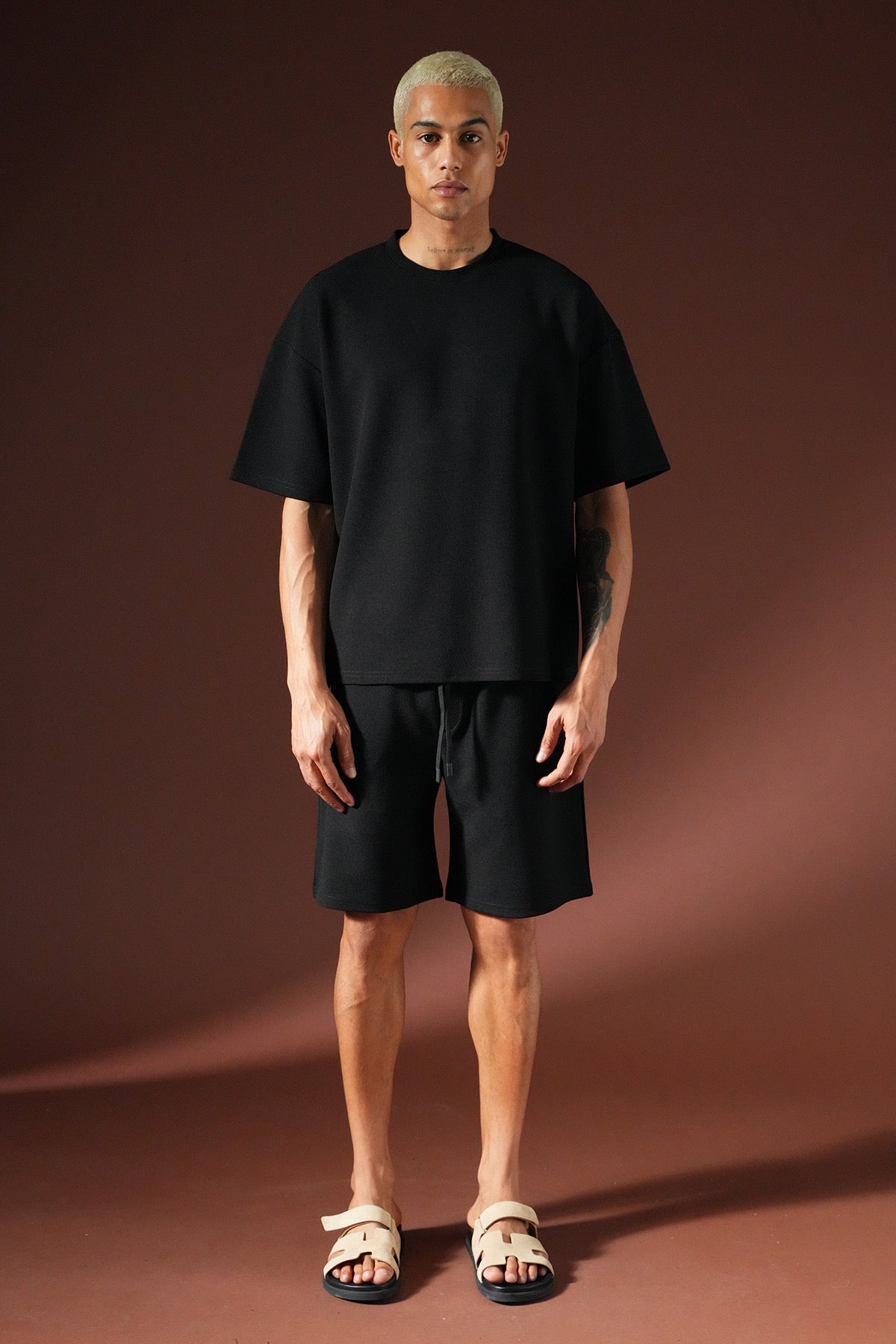 Ensemble Milos noir de la marque NO LIMIT, vêtement élégant avec détails modernes, porté par un mannequin.