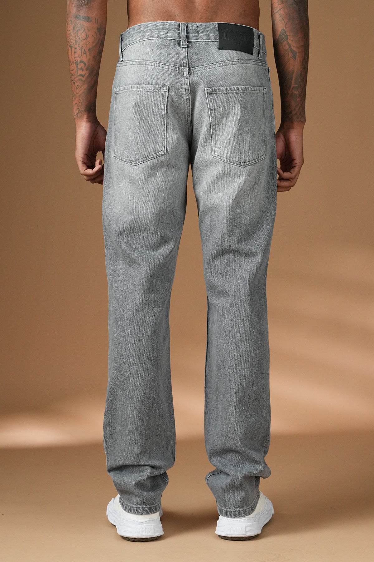 Jeans réguliers gris NO LIMIT, coupe classique, tissu denim avec fermeture éclair et ceinture, porté sur mannequin.