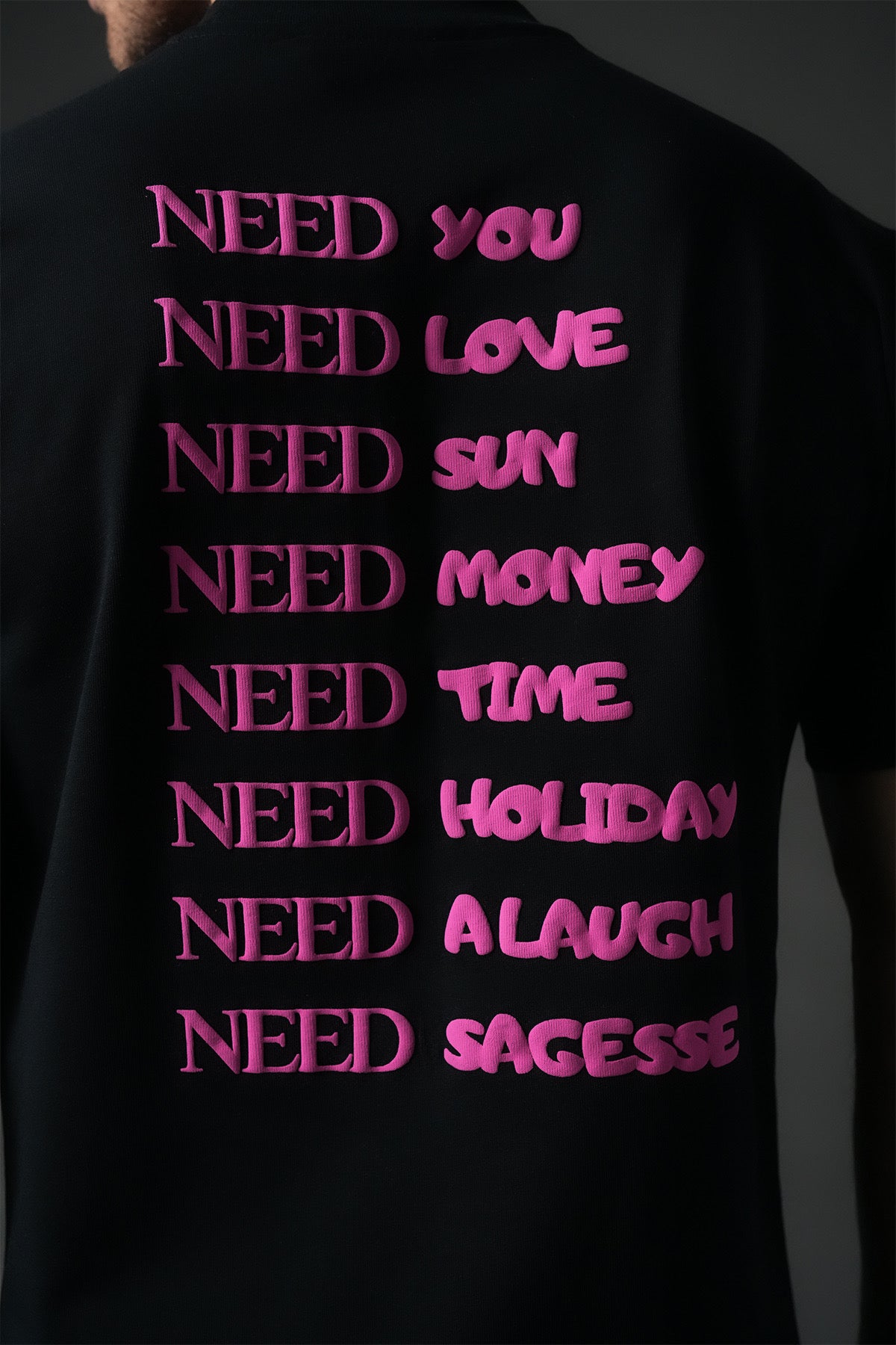 T-shirt noir NO LIMIT, style décontracté, en coton, affichant un design simple, porté sur mannequin pour illustration.