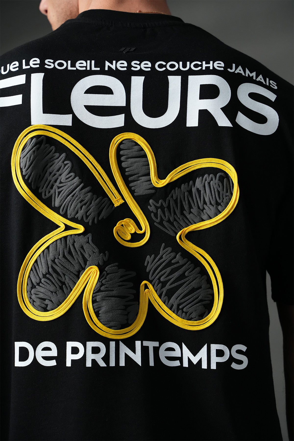 T-shirt noir avec motif fleurs de la marque NO LIMIT, manches courtes et design floral élégant.