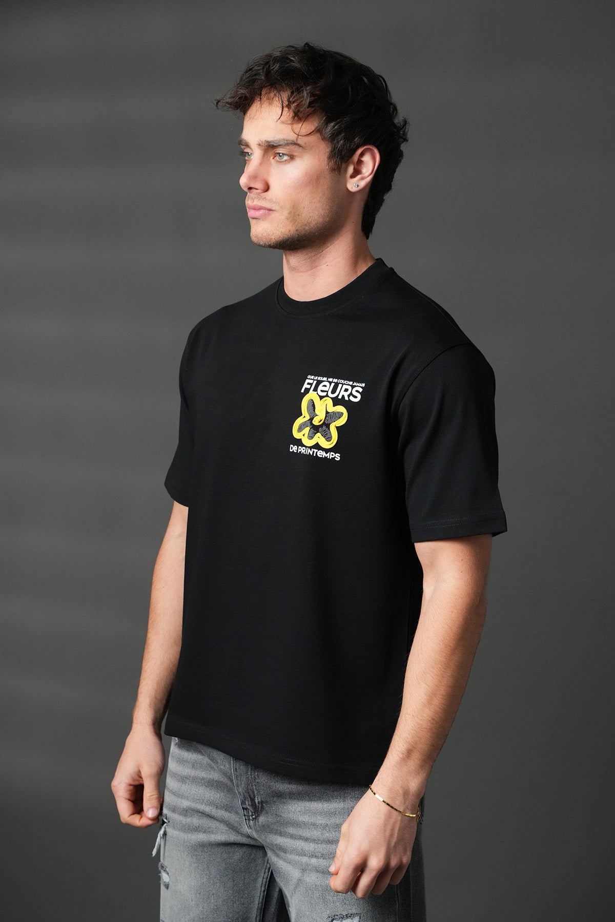 T-shirt noir avec motifs floraux de la marque NO LIMIT, vue en gros plan.