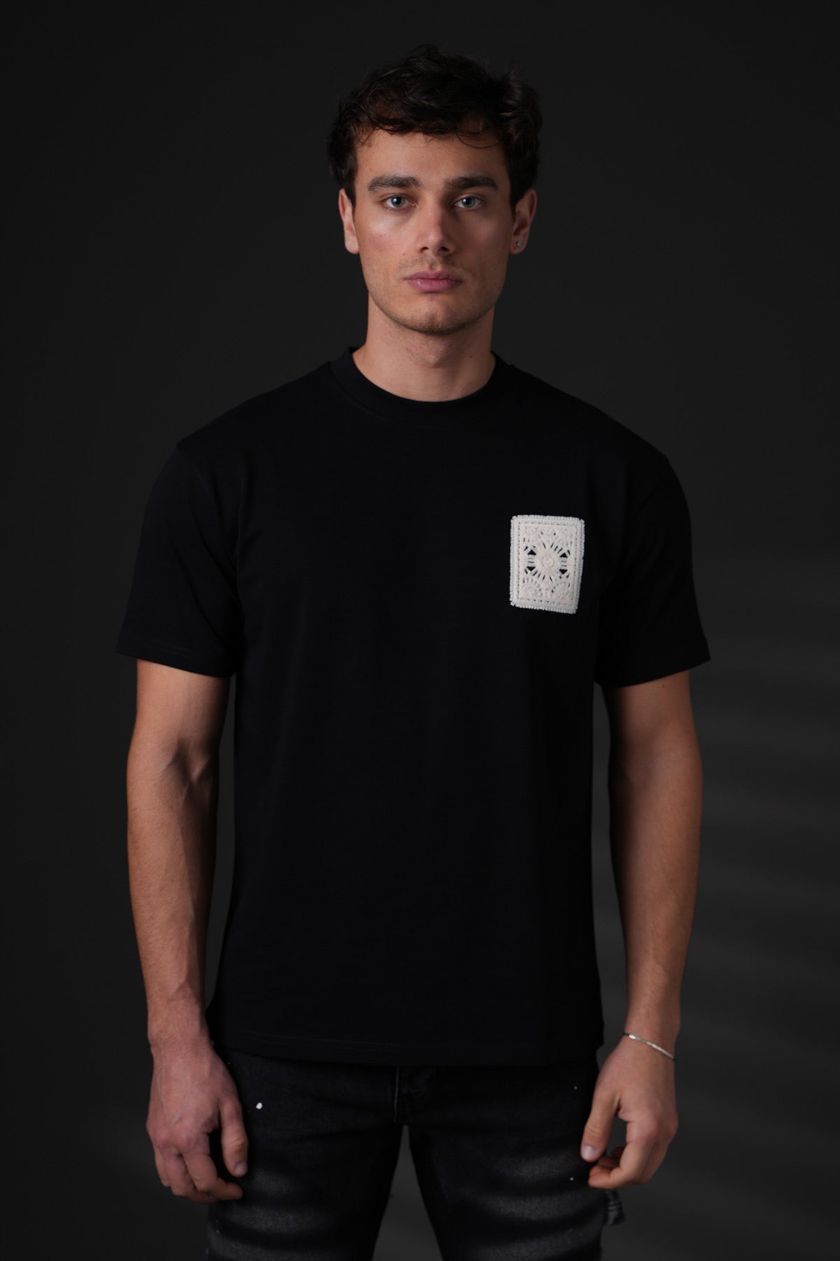 T-shirt noir carré brodé NO LIMIT, décolleté en V, tissu doux, détails élégants, idéal pour un style moderne et tendance.
