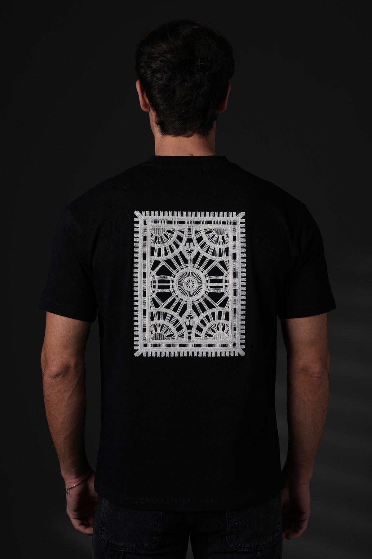 T-shirt carré brodé noir de la marque NO LIMIT, avec motif brodé visible sur le devant.