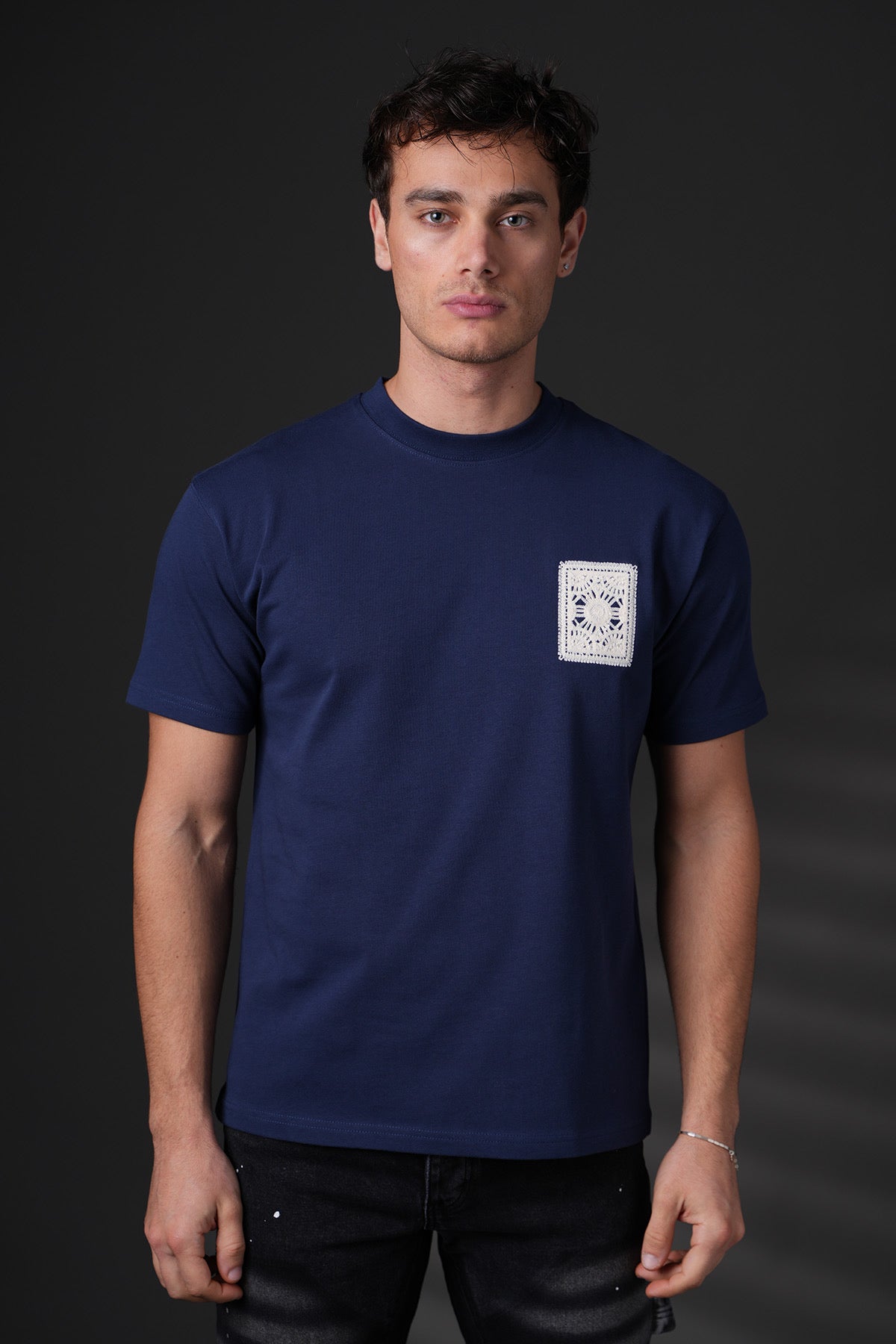 T-shirt carré brodé NO LIMIT bleu marine, en coton avec motif brodé visible sur le devant.