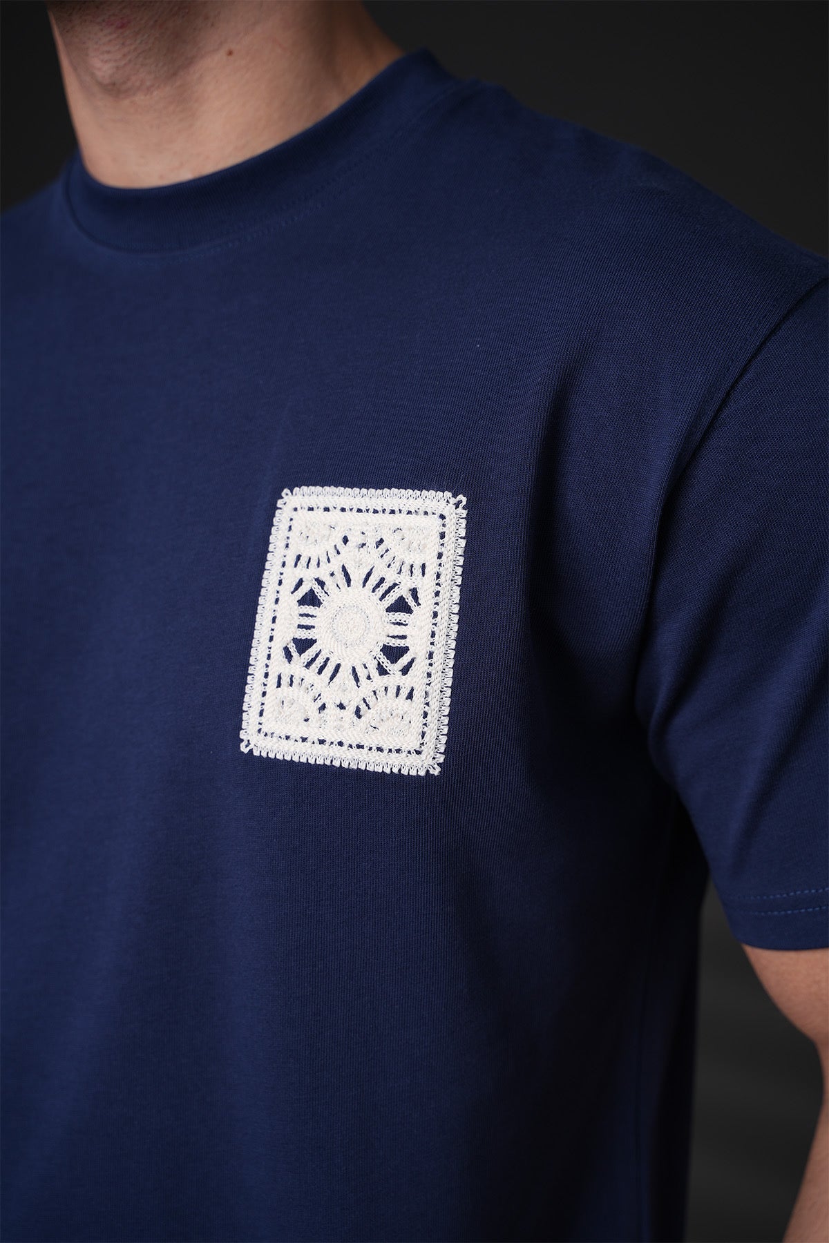 T-shirt carré brodé NO LIMIT bleu marine, vue de face avec motif brodé sur le devant, tissu doux et ajusté.
