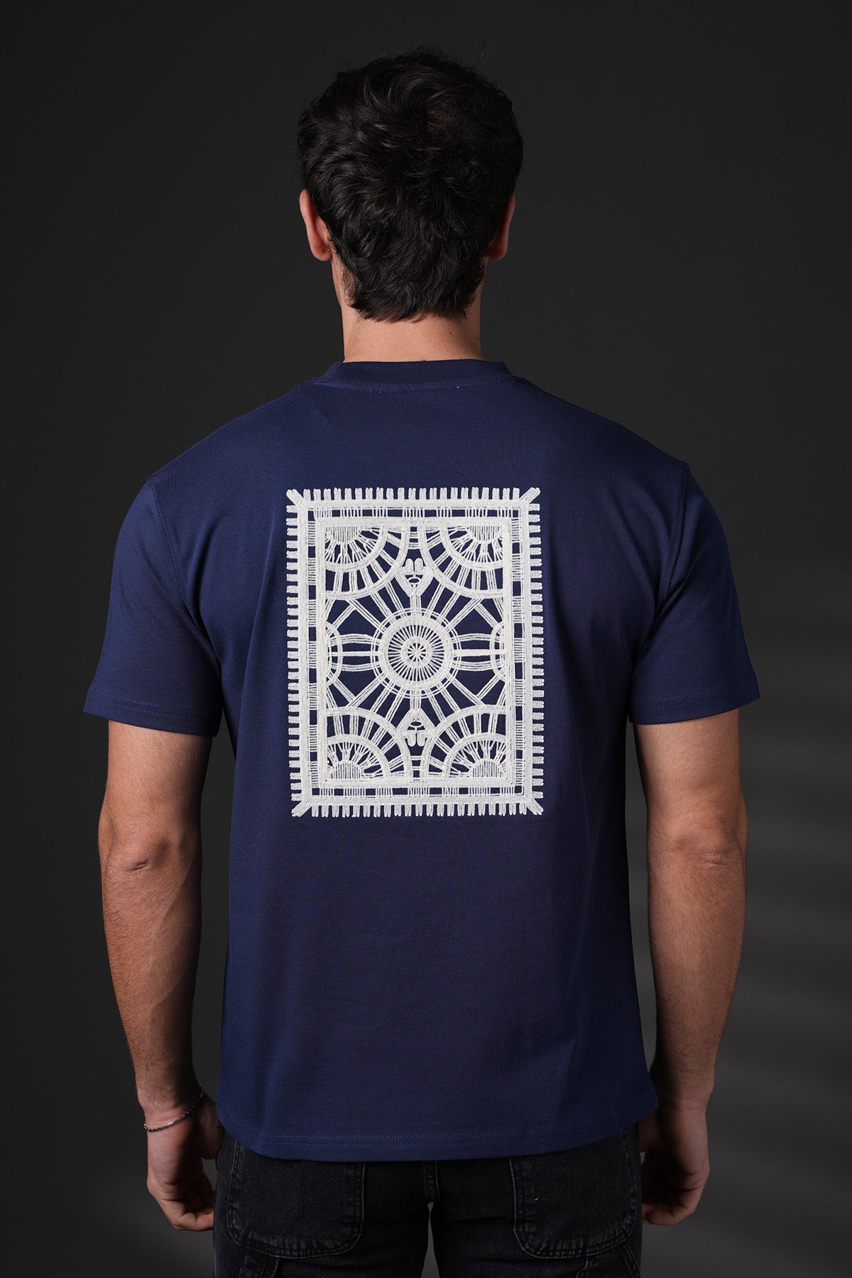 T-shirt carré brodé NO LIMIT bleu marine, vue de face avec motif brodé sur le devant, tissu confortable et design tendance.