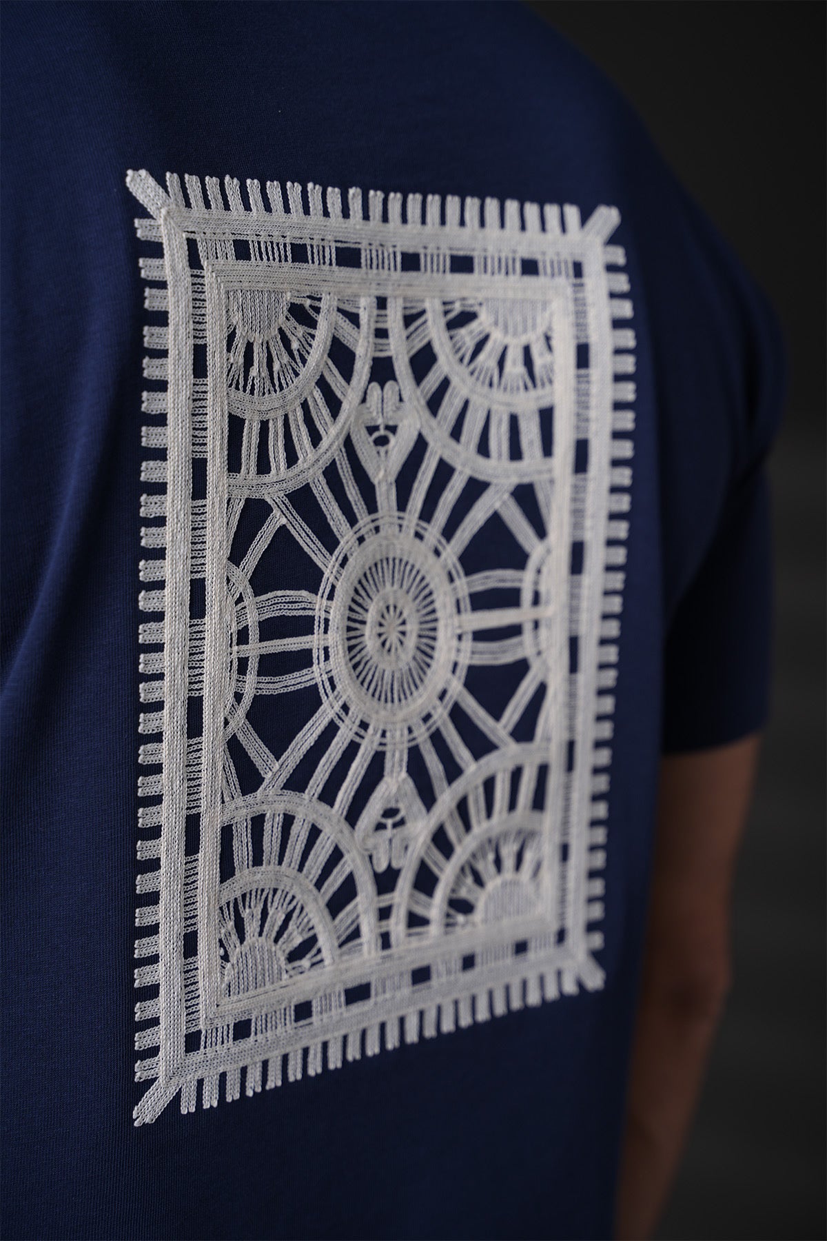 T-shirt carré brodé NO LIMIT bleu marine, en coton avec motif carré brodé sur le devant, style décontracté et tendance.