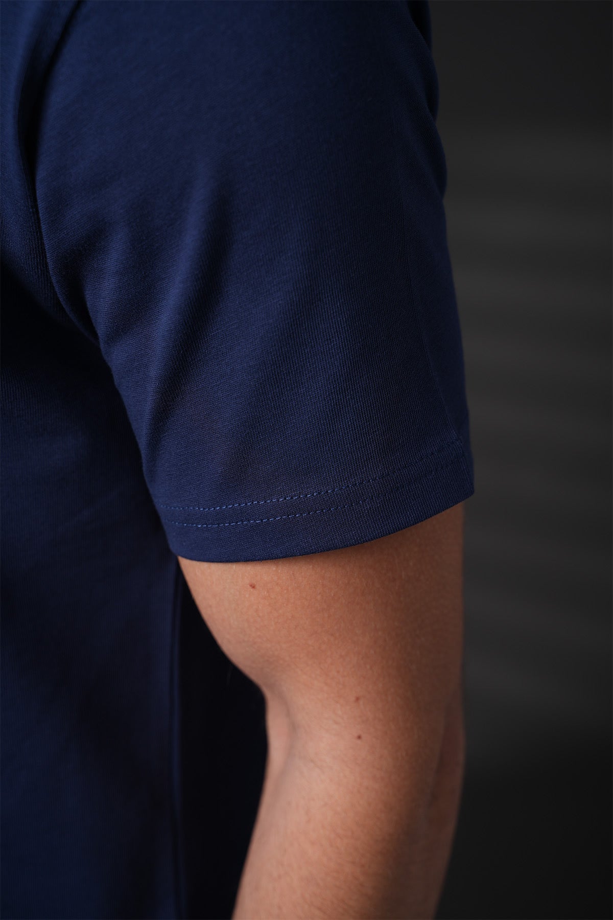 T-shirt carré brodé NO LIMIT en bleu marine, détail de la broderie sur le devant, tissu confortable et style moderne.