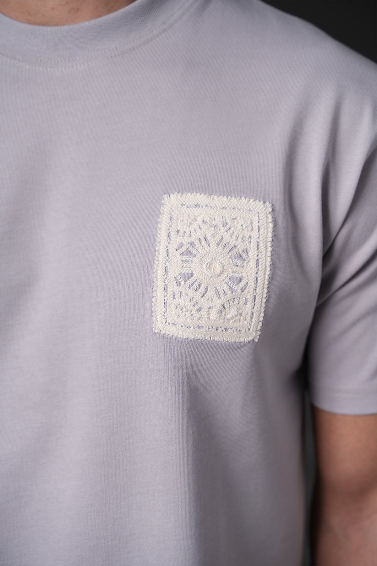 T-shirt gris carré brodé de la marque NO LIMIT, vue de face avec détails de broderie visible.