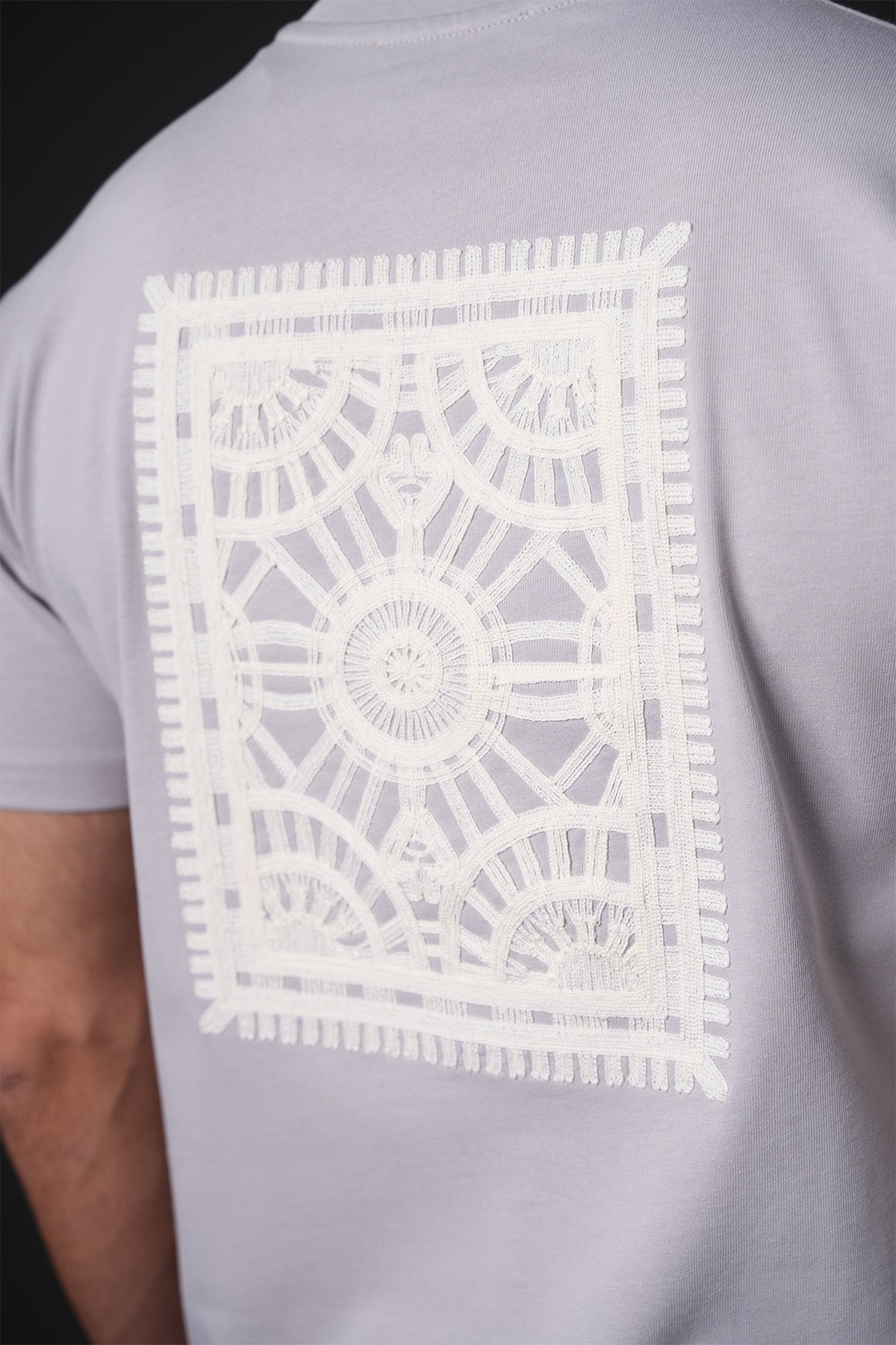 T-shirt carré brodé gris de la marque NO LIMIT, vue de face avec motif brodé visible.