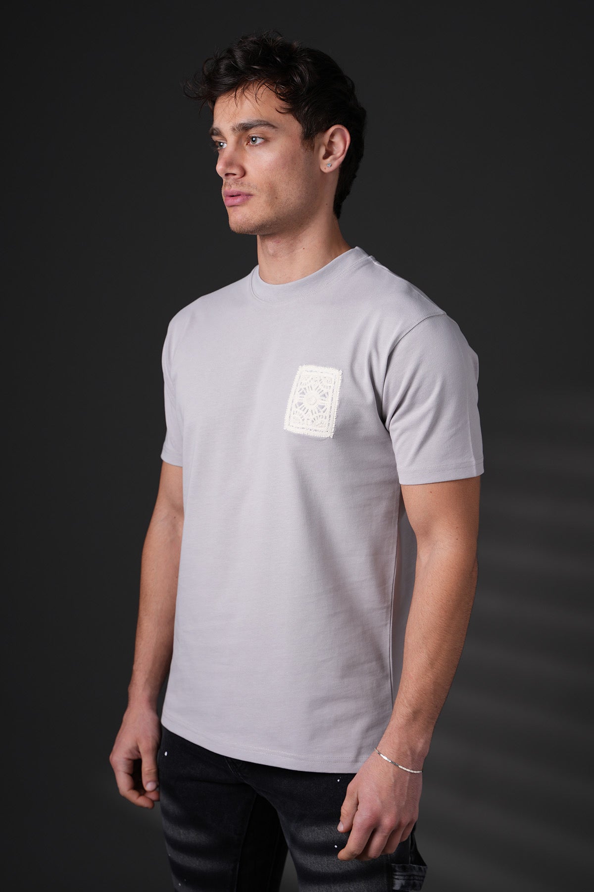 T-shirt carré brodé gris de la marque NO LIMIT, tissu léger avec motif brodé sur le devant.
