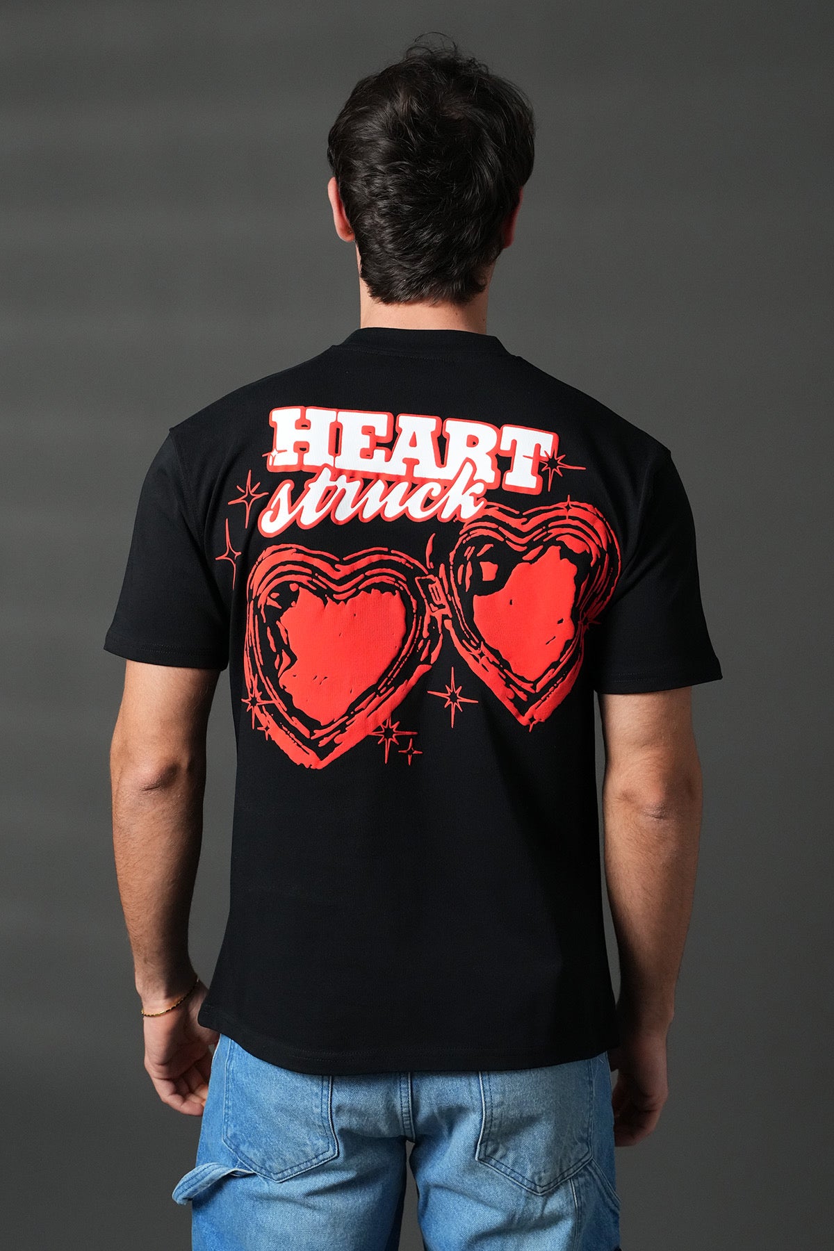 T-shirt noir avec motif cœur de la marque NO LIMIT, design simple et élégant, vue de face.