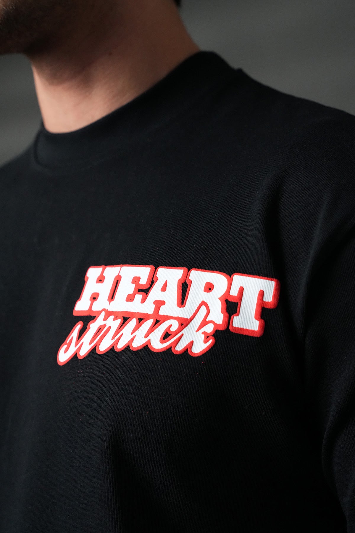 T-shirt noir avec motif cœur de la marque NO LIMIT, tissu en coton, visible sur fond blanc.