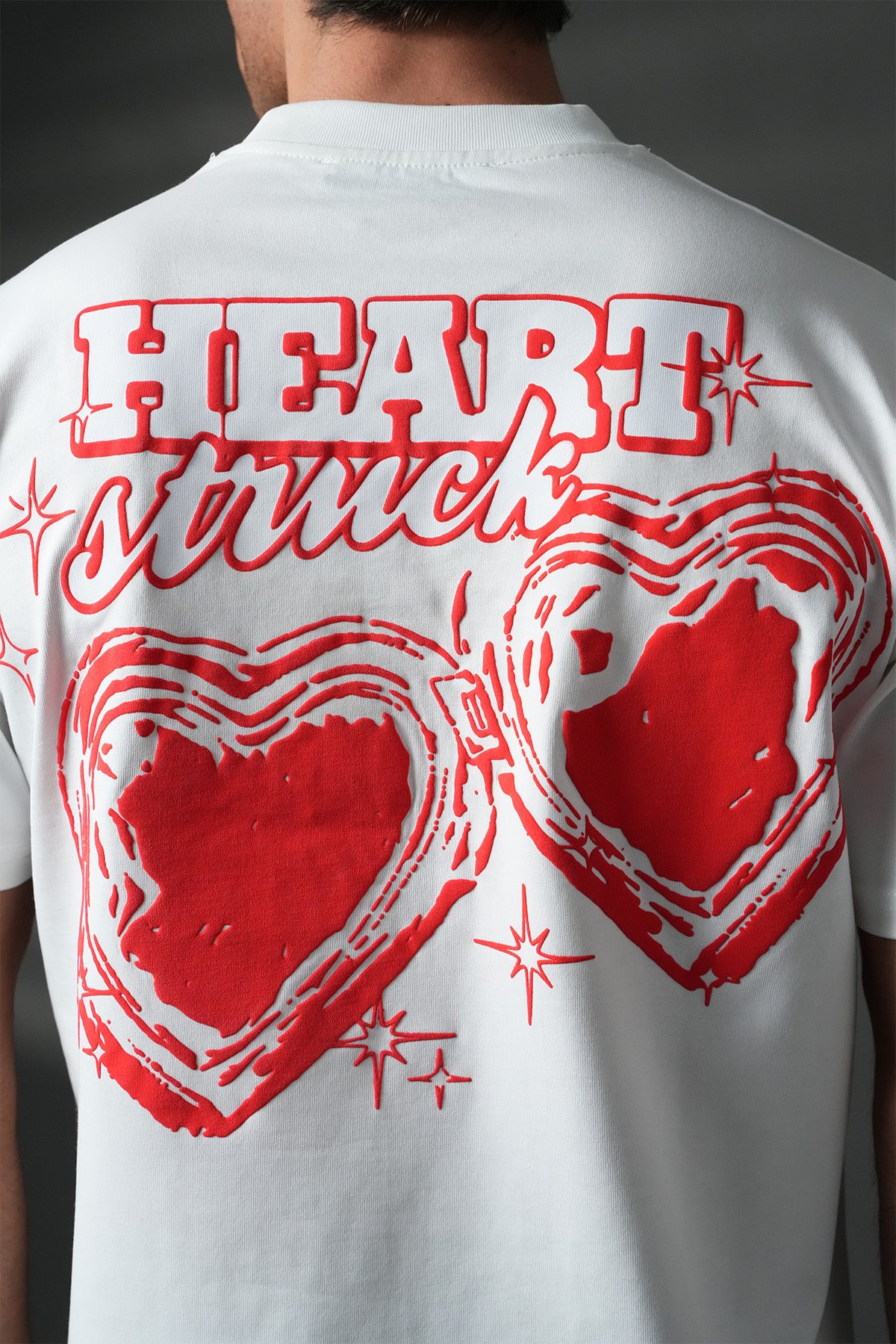 T-shirt blanc NO LIMIT avec motif cœur, vue de face, tissu doux et ajusté, style décontracté et moderne.