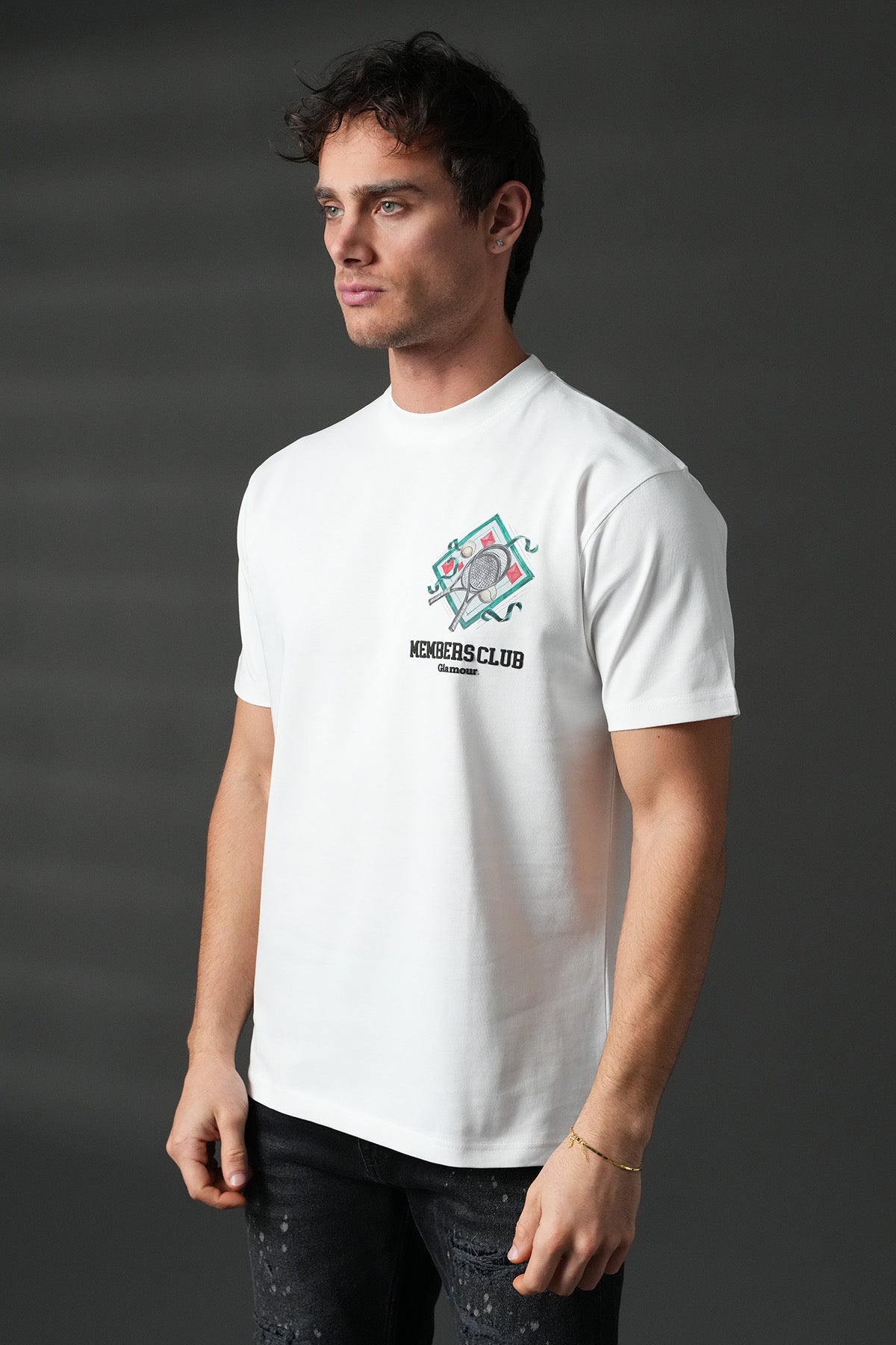 T-shirt tennis blanc NO LIMIT porté par un modèle, détail du tissu et coupe décontractée, idéal pour le sport.