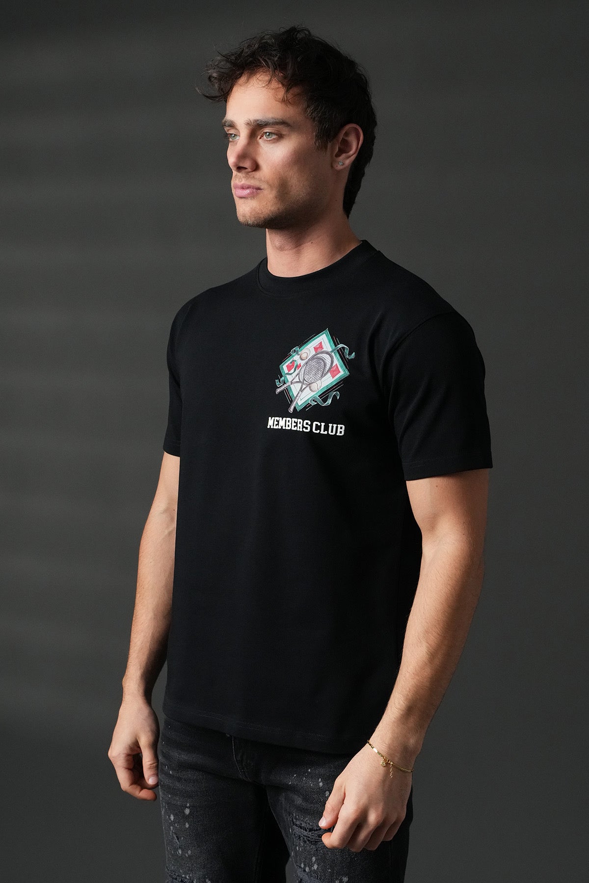 T-shirt tennis noir NO LIMIT porté par un mannequin, vue de face, tissu léger et design simple, idéal pour le sport.