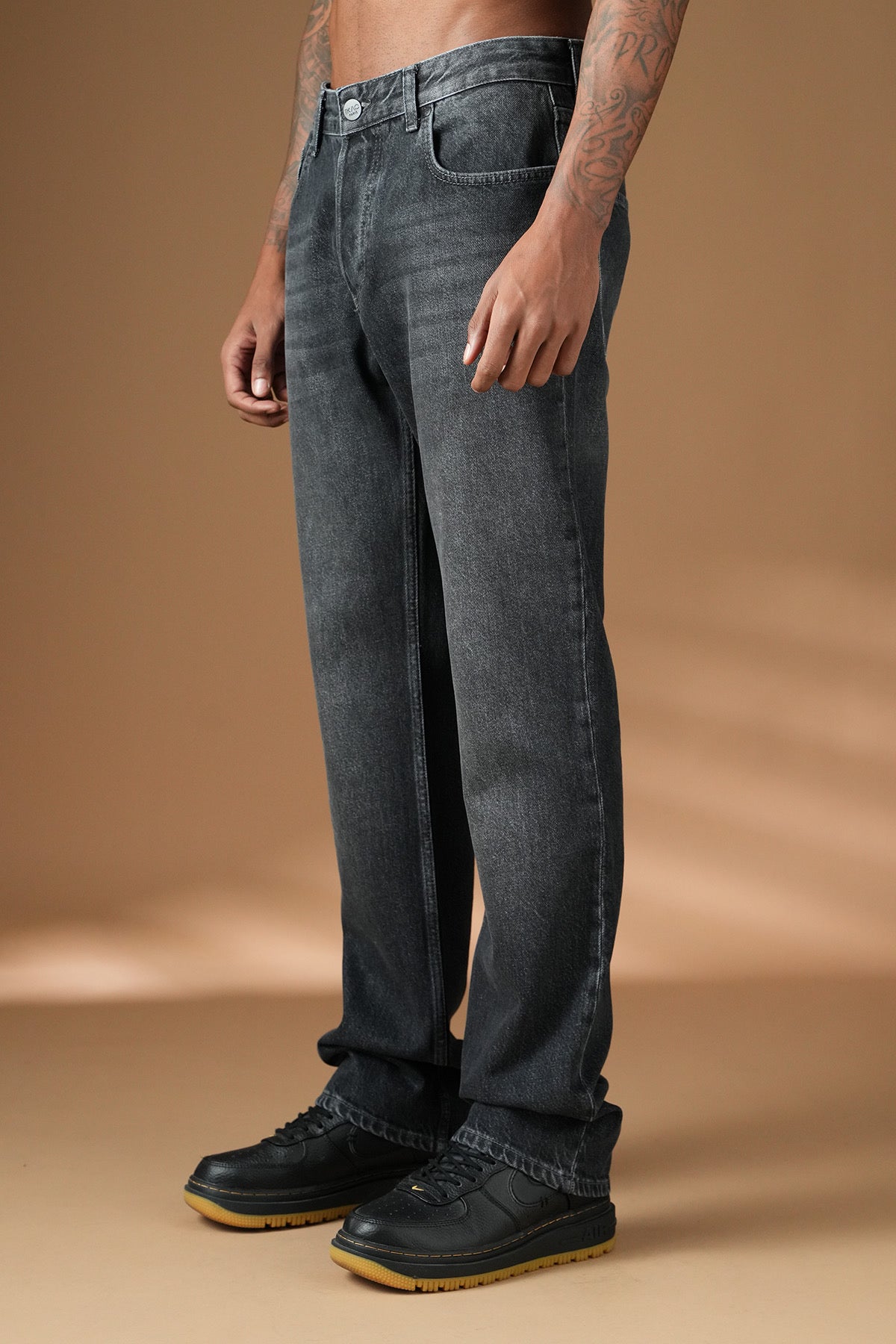 Jeans réguliers noirs NO LIMIT, modèle 4108, montrant la coupe classique et la texture du tissu en denim.