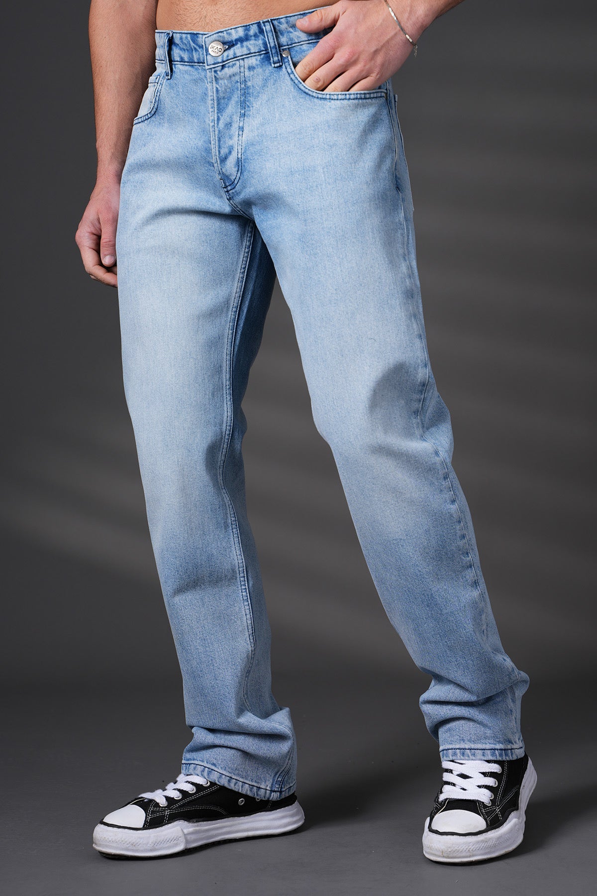 Jean regular bleu NO LIMIT, vue de face, avec coupe classique et détails de couture visibles sur l'image.