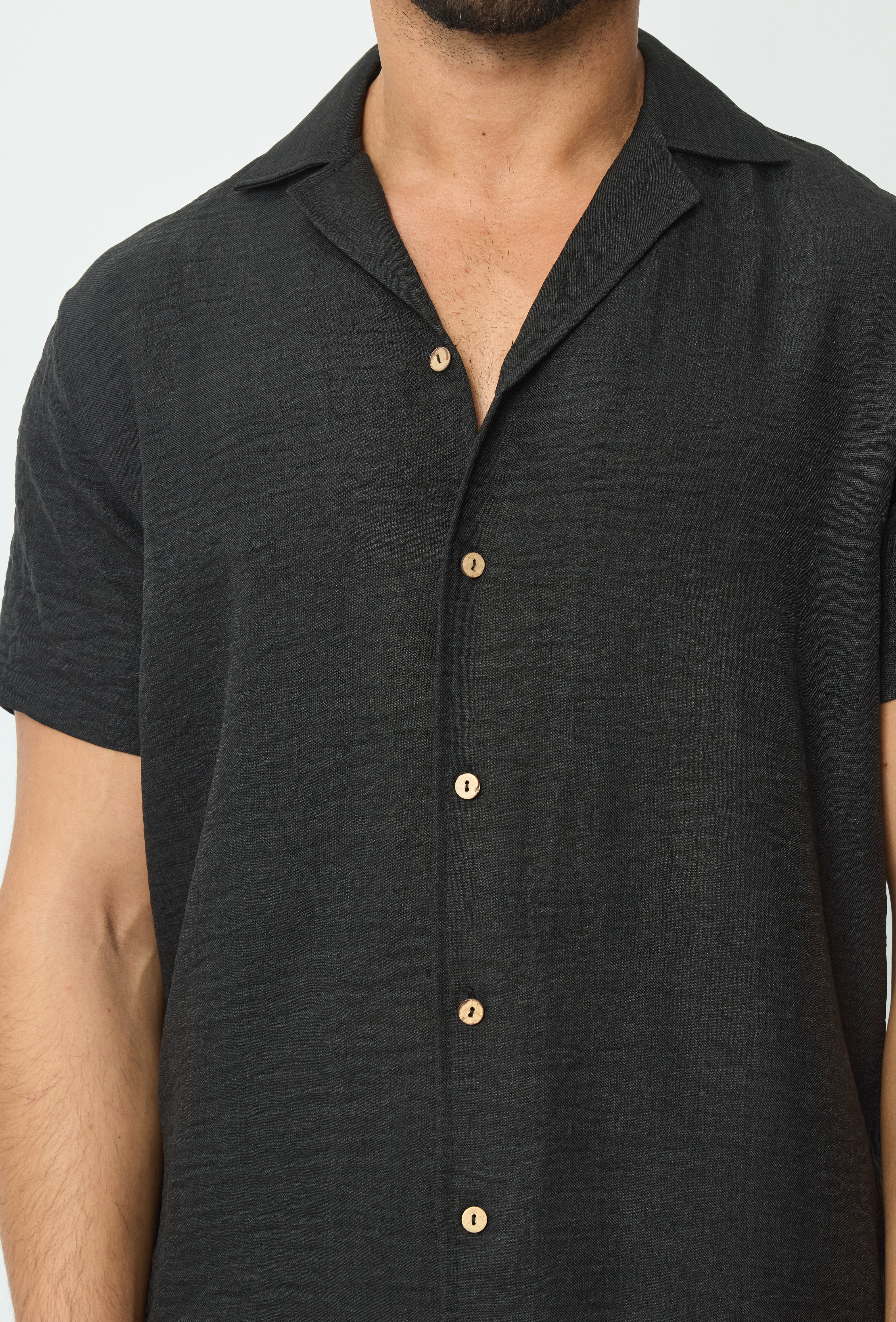 Chemise légère noire de marque NO LIMIT, tissu fluide et élégant, portée sur un mannequin dans une vue de face.