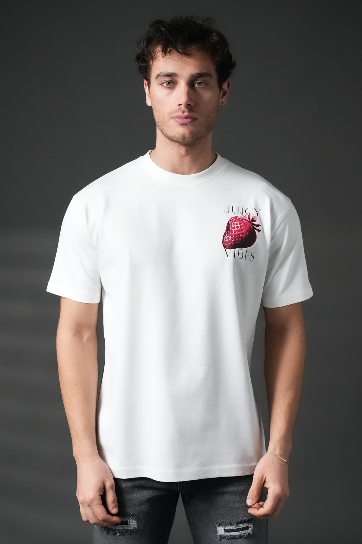 T-shirt blanc Juicy NO LIMIT, style décontracté, tissu doux, vu de face sur fond neutre.