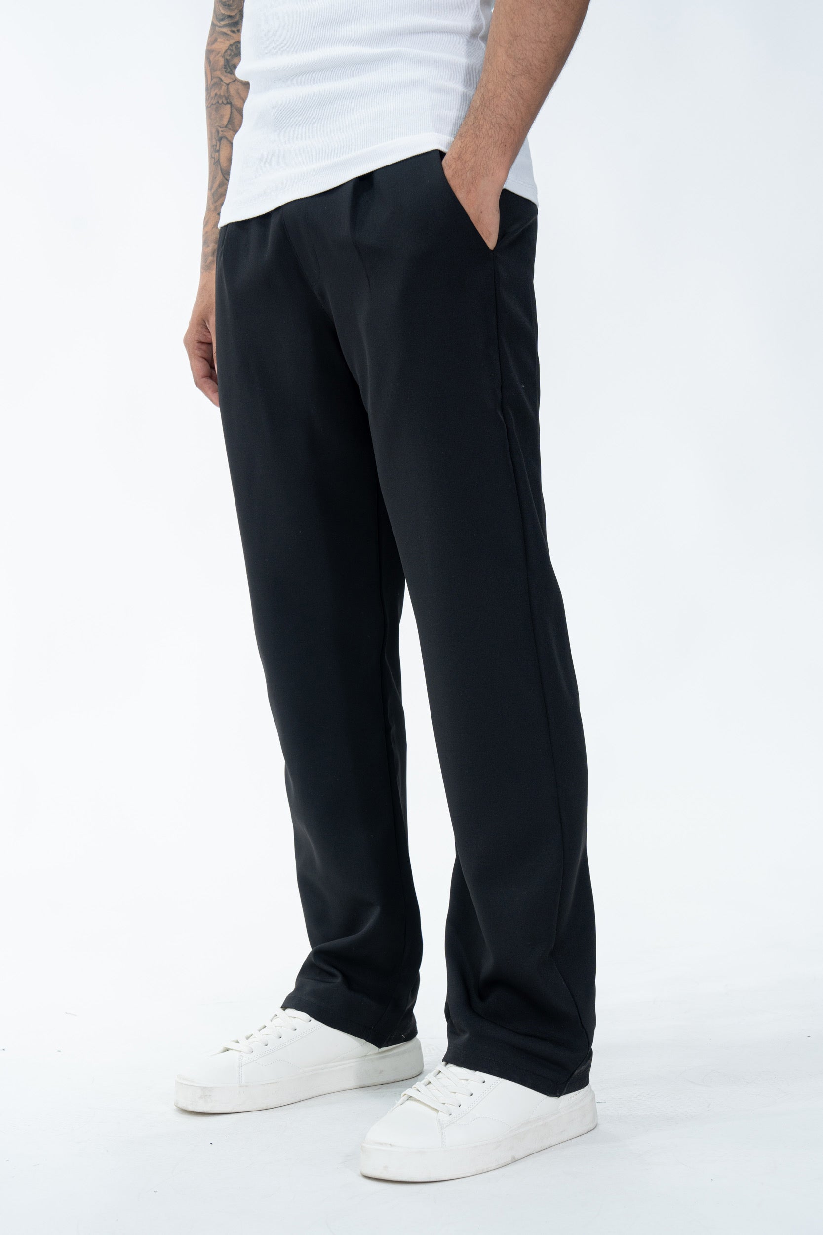 Pantalon fluide noir NO LIMIT porté, vue de face, tissu léger et confortable pour un style décontracté.
