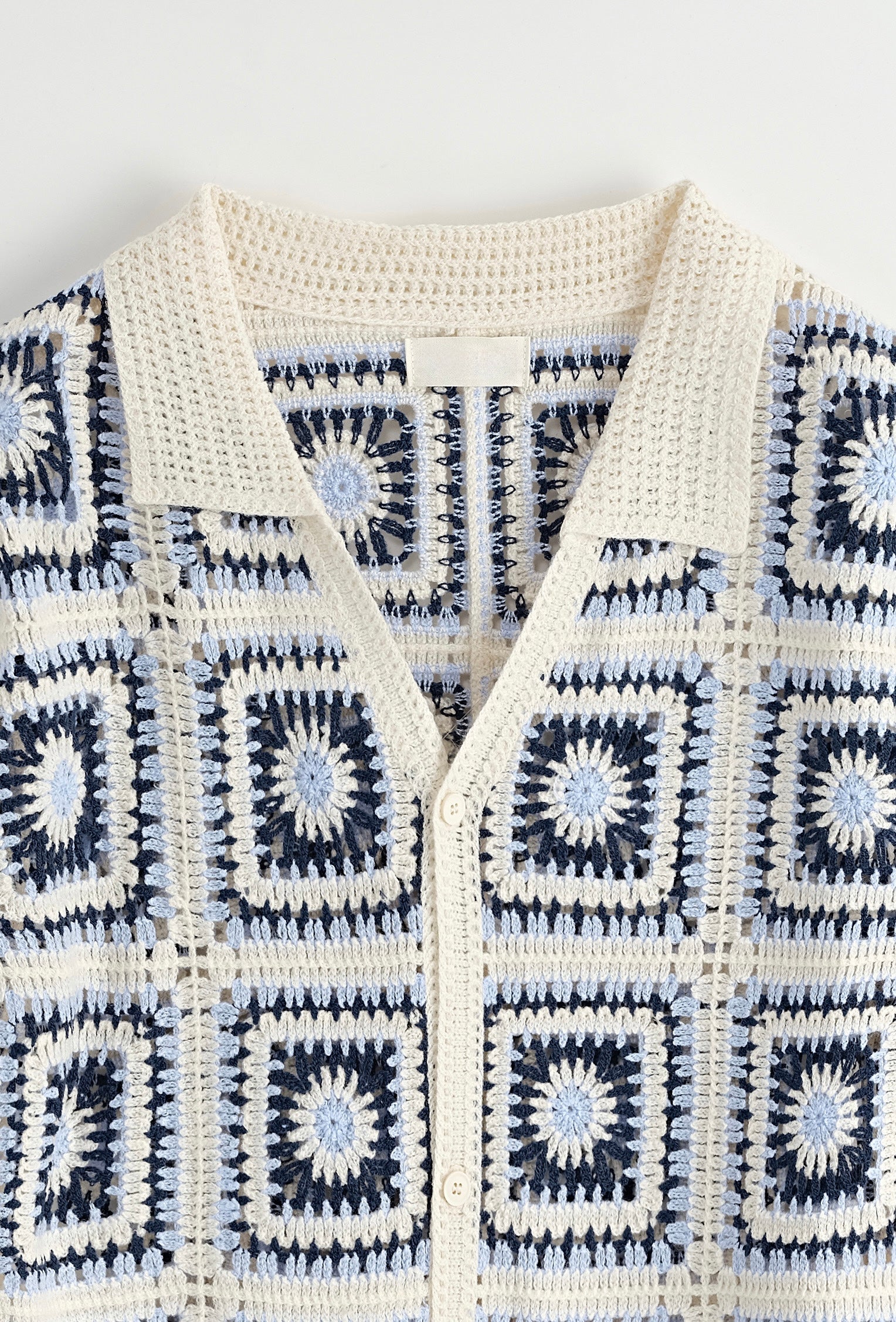 Chemise ajourée NO LIMIT en carré bleu avec détails en dentelle, portée sur un mannequin.