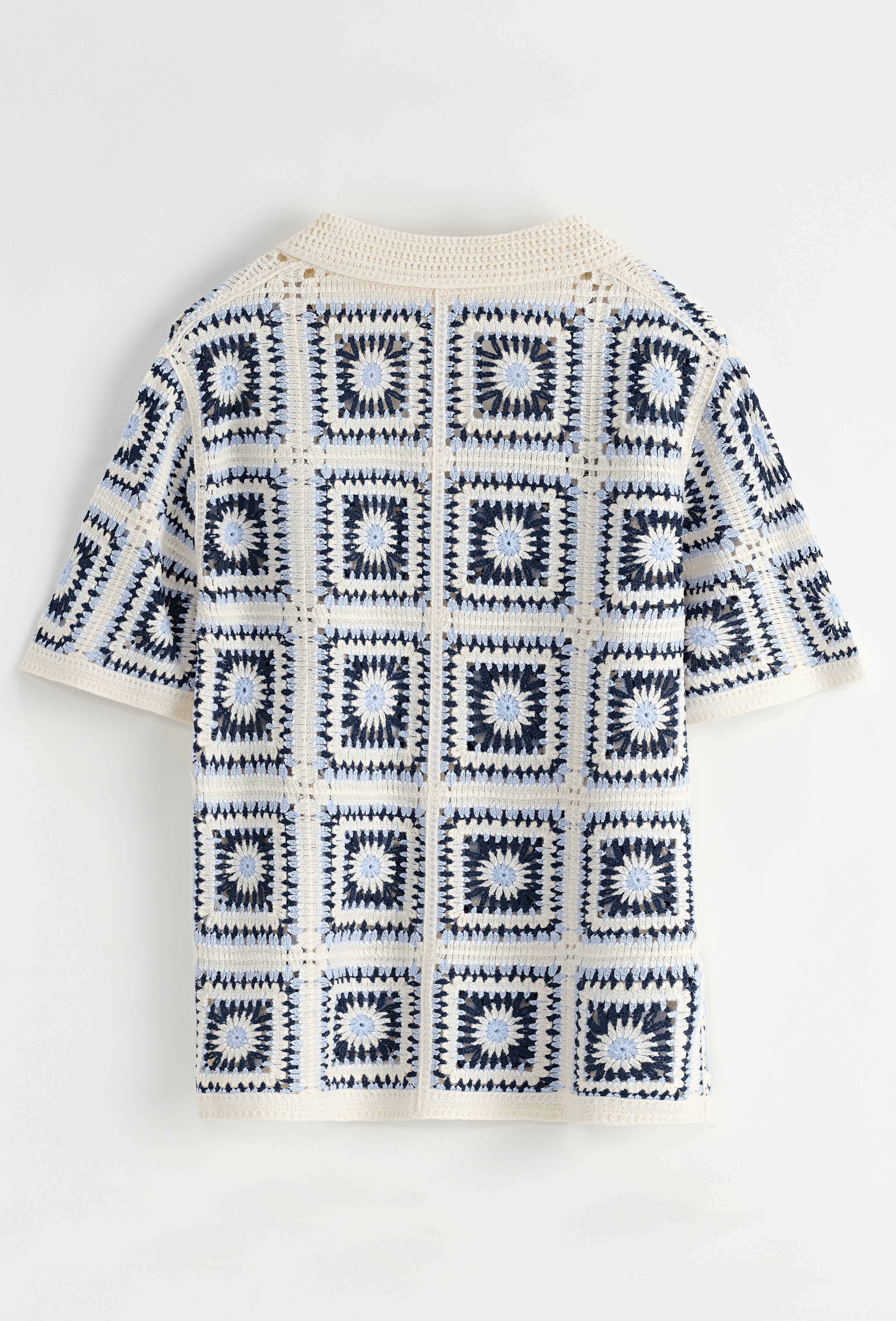 Chemise ajourée NO LIMIT avec carré bleu, légère et élégante, détails en tissu ajouré, portée sur un mannequin.