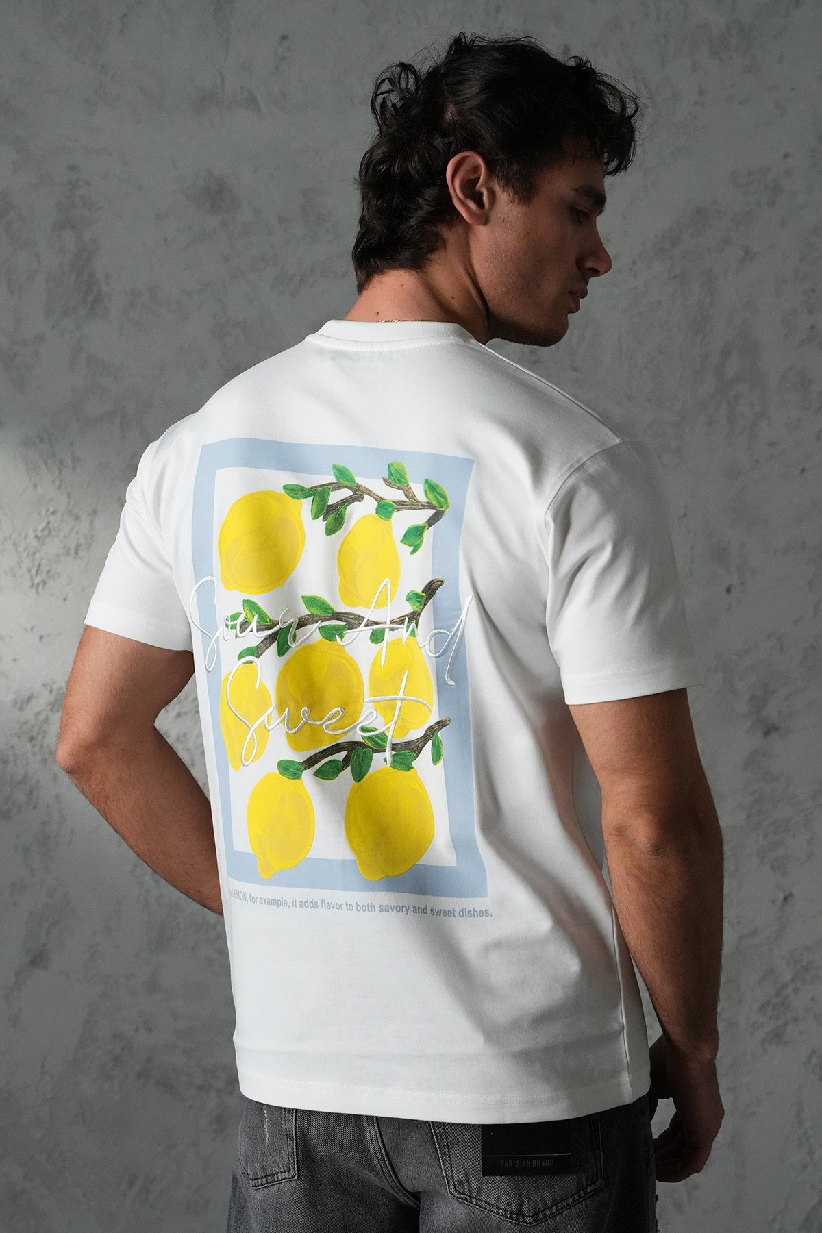 T-shirt blanc NO LIMIT avec motif citron jaune, tissu léger et confortable, porté sur mannequin, vue de face.