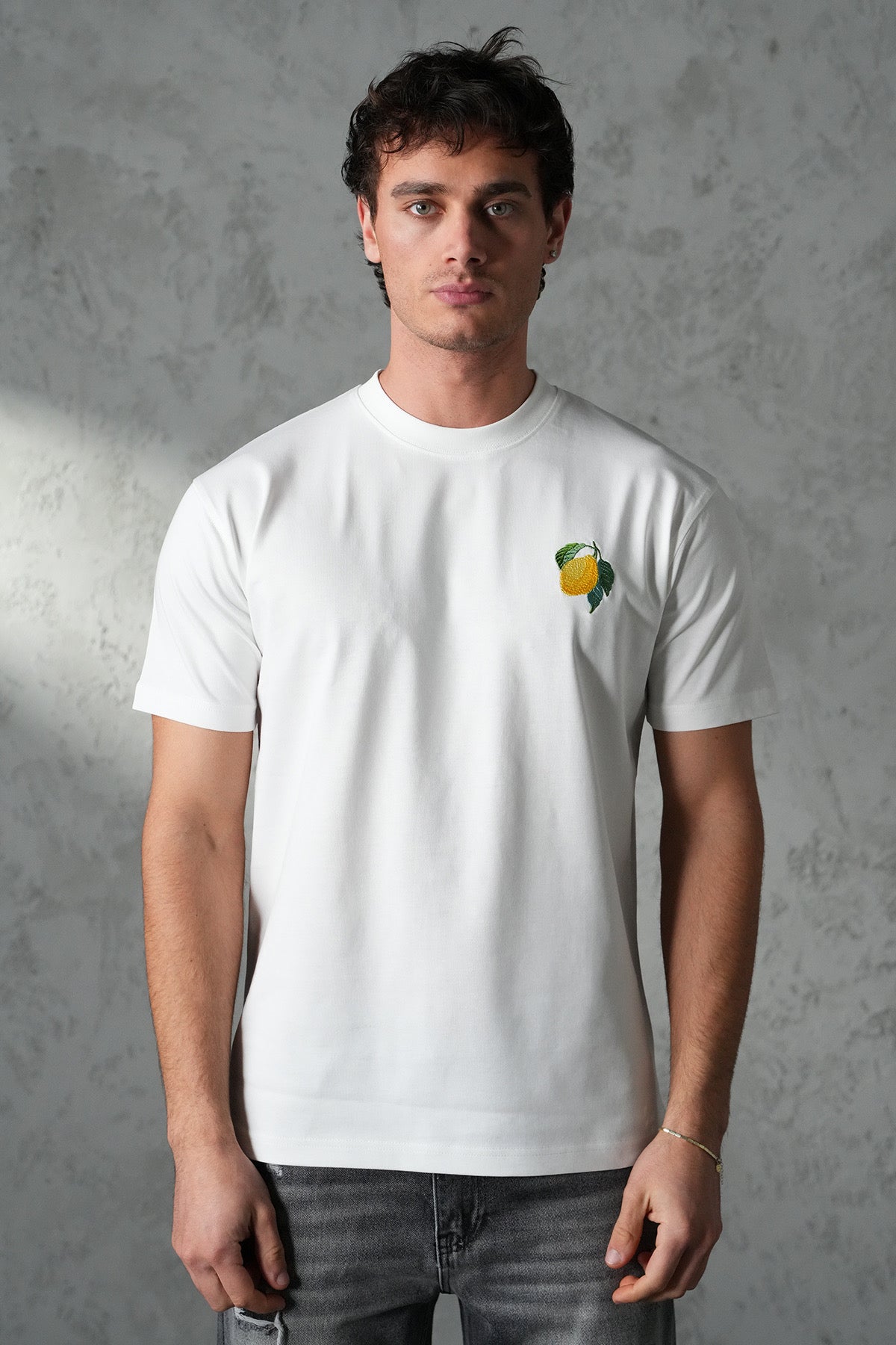 T-shirt blanc avec motif citron de la marque NO LIMIT, tissu léger et style décontracté, visible sur l'image.