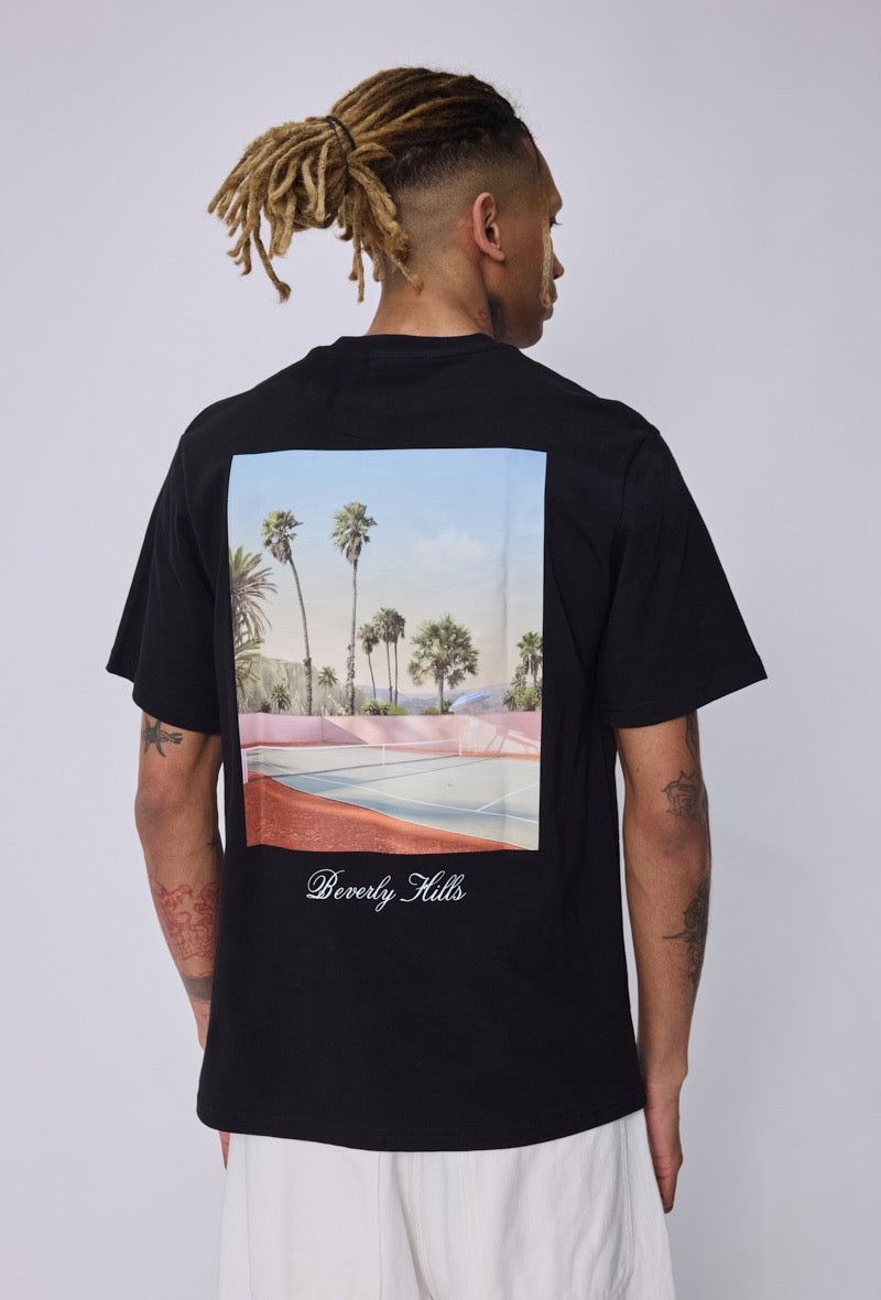 T-shirt noir NO LIMIT Beverly Hills avec logo coloré imprimé, porté sur mannequin, style décontracté et tendance.