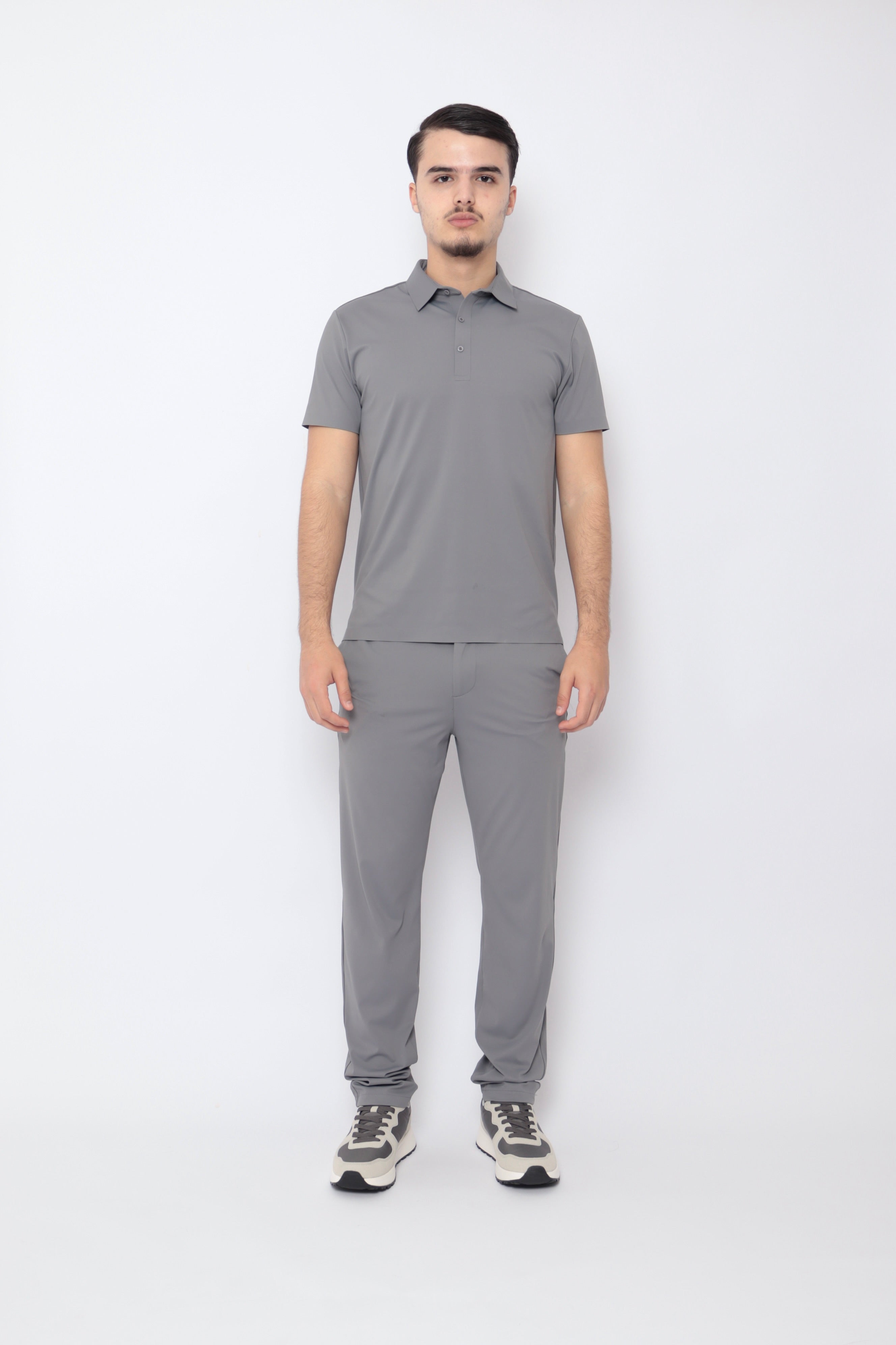 Ensemble monaco gris de la marque NO LIMIT, vêtement confortable avec pantalon et haut assortis, porté en contexte décontracté.