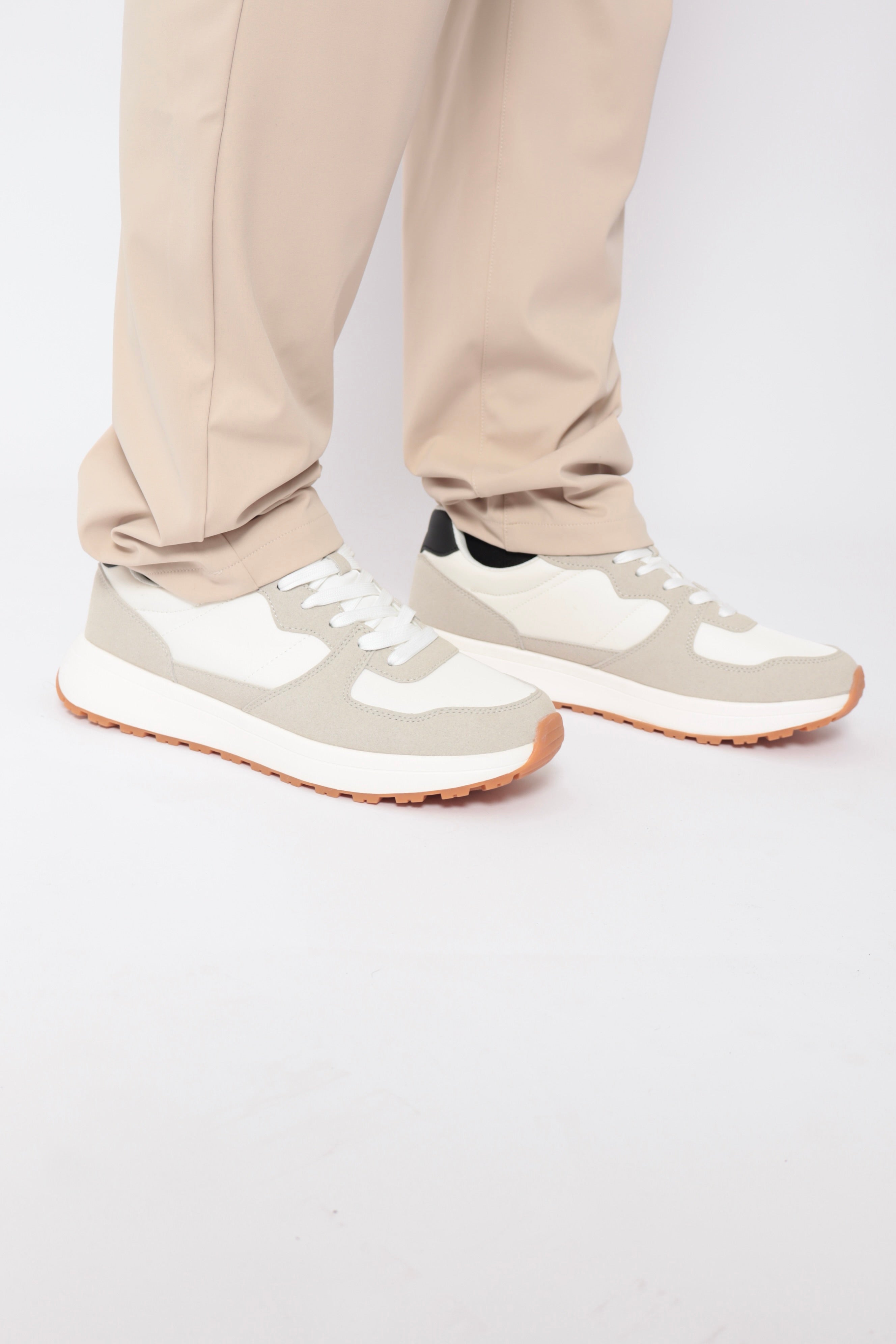 Baskets blanches NO LIMIT pour un look décontracté, en toile légère avec semelle blanche, vue de côté.