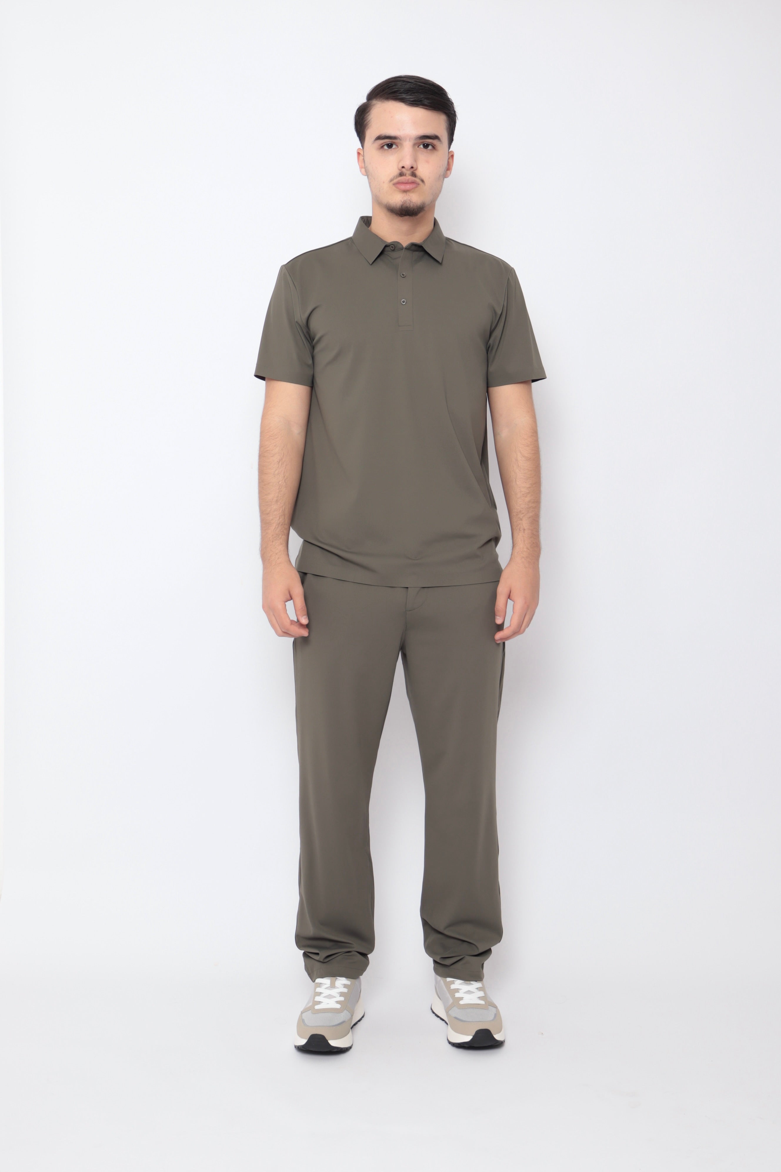 Ensemble Monaco kaki de la marque NO LIMIT, comprenant un haut et un pantalon en tissu léger, porté par un mannequin.